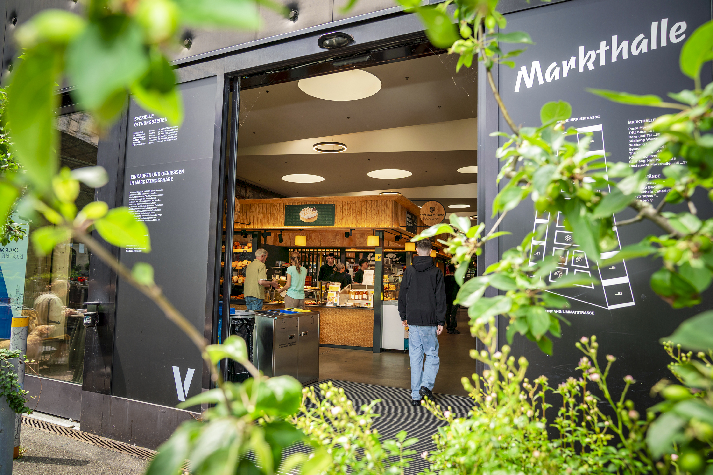 In der Markthalle, beim ehemaligen Eisenbahnviadukt, befindet sich ein St. Jakob Beck & Kafi, eines von insgesamt sieben in der Stadt Zürich.