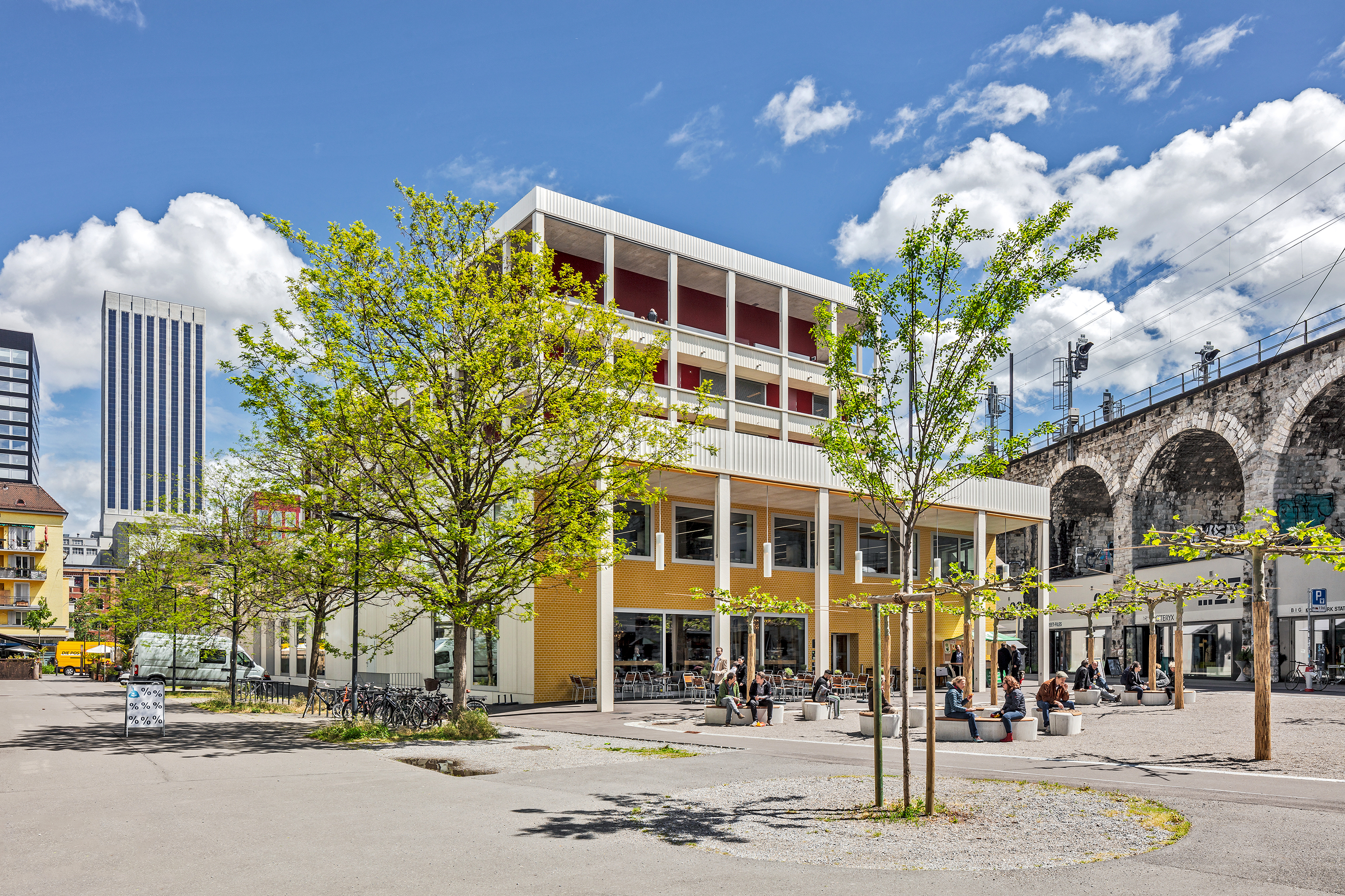 Nur wenige Meter neben der Markthalle befindet sich das Hauptgebäude der Stiftung St. Jakob. Hier sind unter anderem die Bäckerei, das Personalrestaurant und ein Café untergebracht.