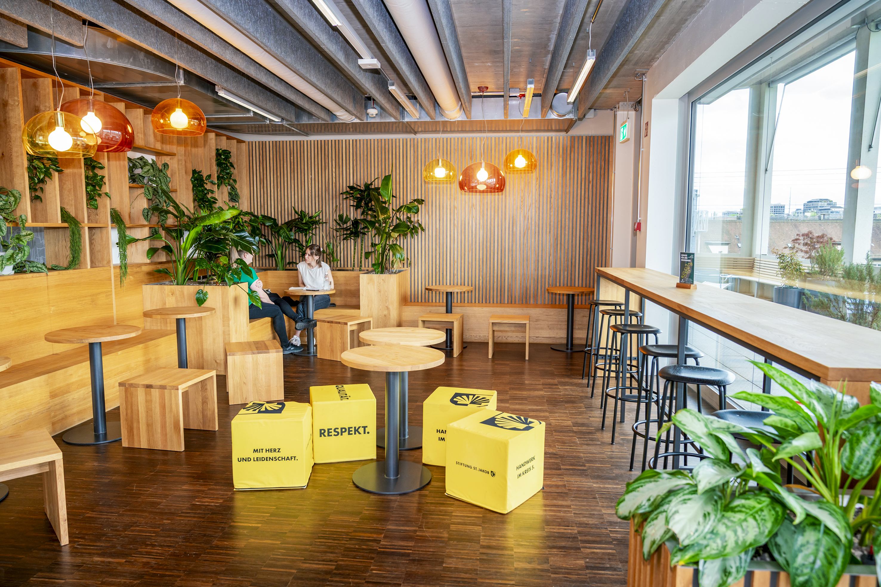 Gemütlich: Das Personalrestaurant der Stiftung St. Jakob, die über 600 Arbeits- und Ausbildungsplätze bietet, rund 450 davon geschützt.