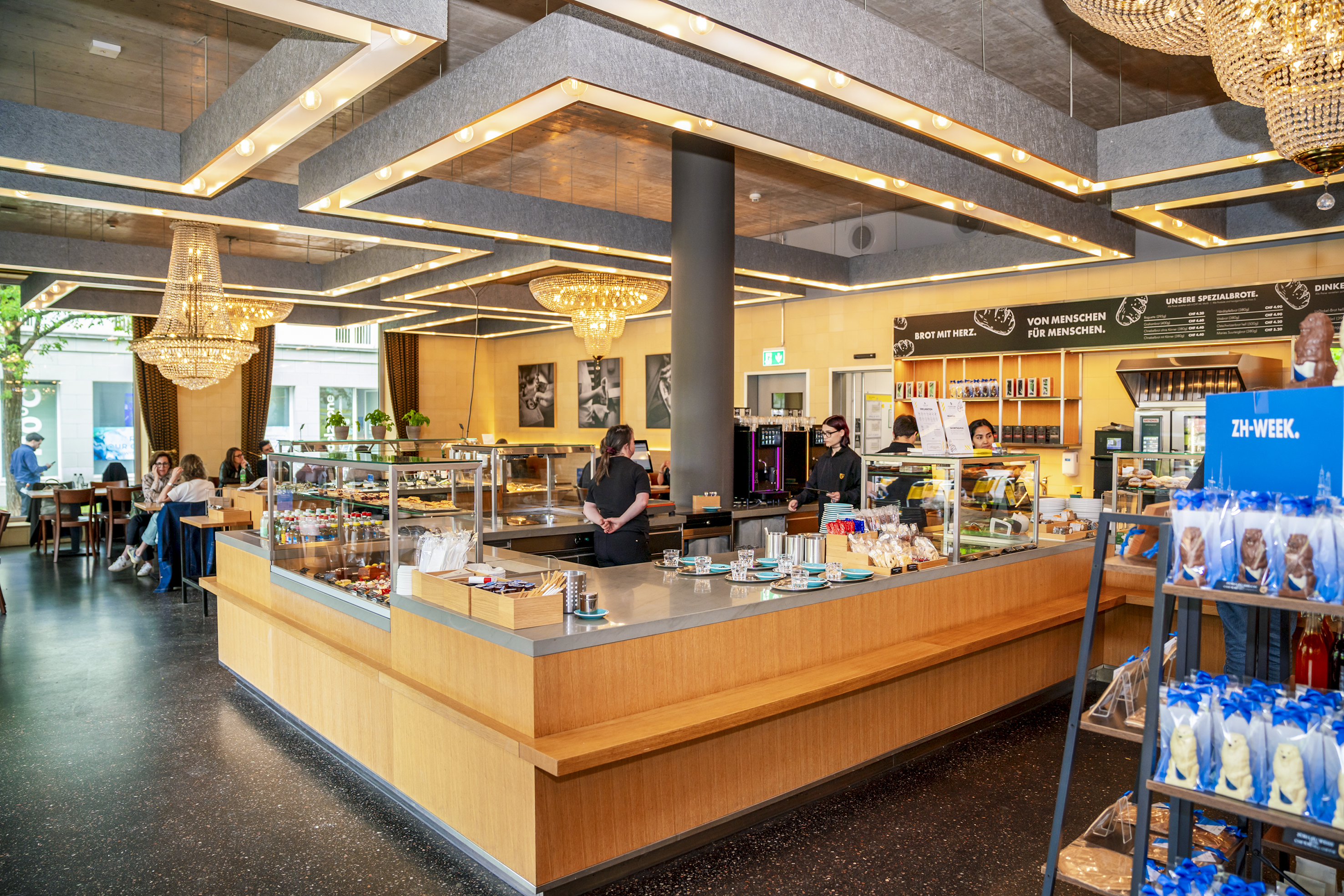 Im Café im Parterre des Hauptgebäudes gibt es viel Platz zum gemütlichen Sitzen.