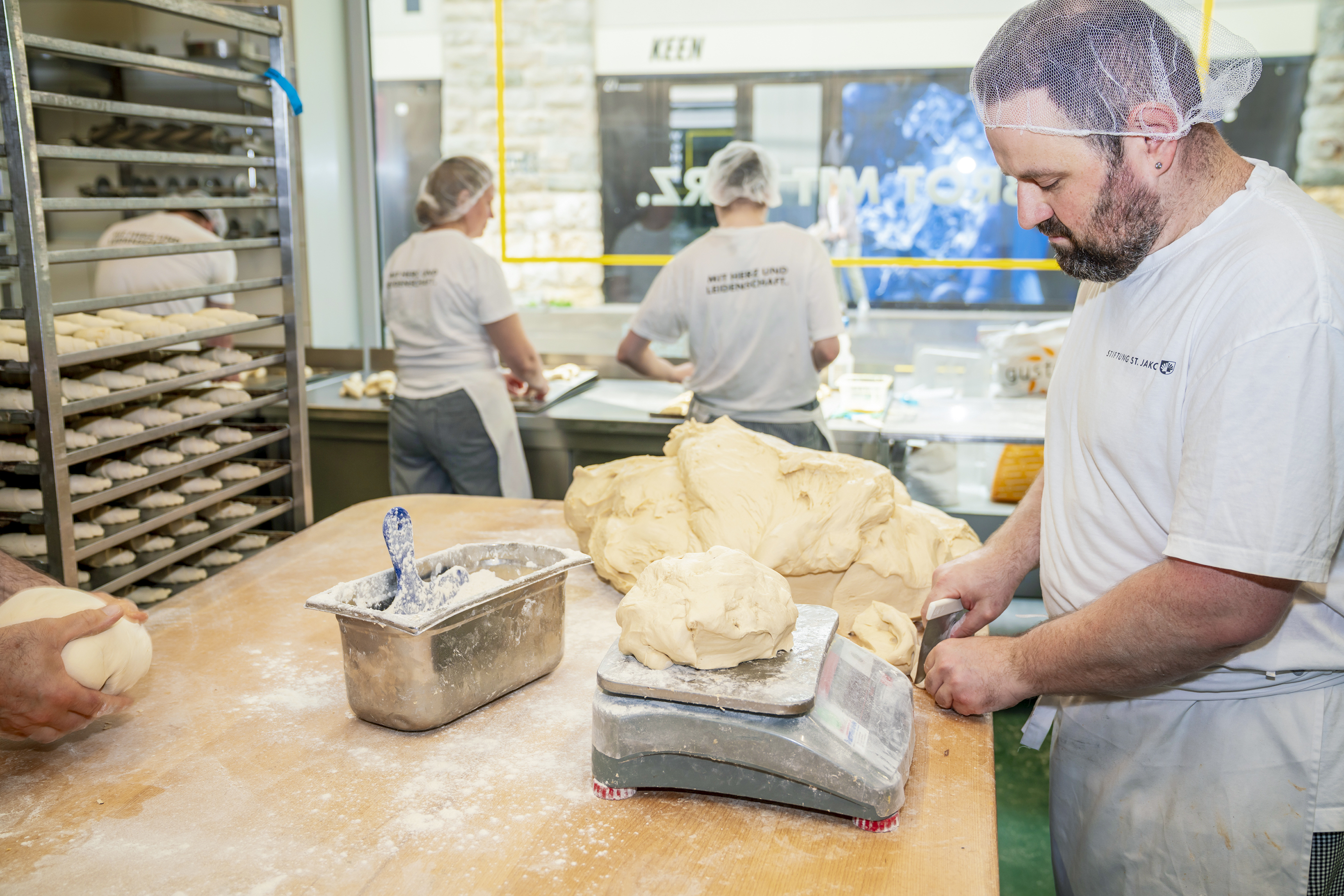 In der Bäckerei wird seit den frühen Morgenstunden mit viel Freude gearbeitet.