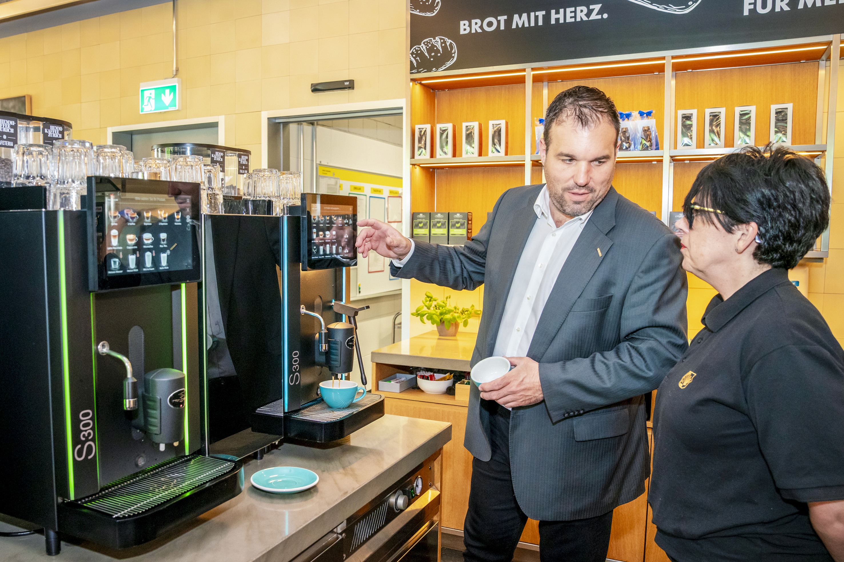 Beat Duss, Verkaufsberater bei Rex-Royal kennt alle Mitarbeitenden persönlich und schaut regelmässig vorbei.