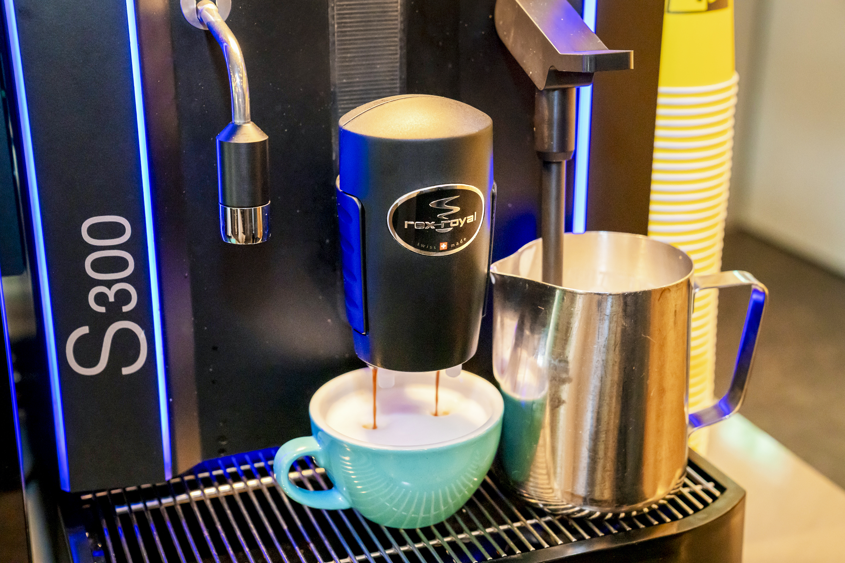 Kaffee brühen und gleichzeitig Milch schäumen? Für das Modell S300 von Rex-Royal dank integriertem PowerSteam ein Leichtes.