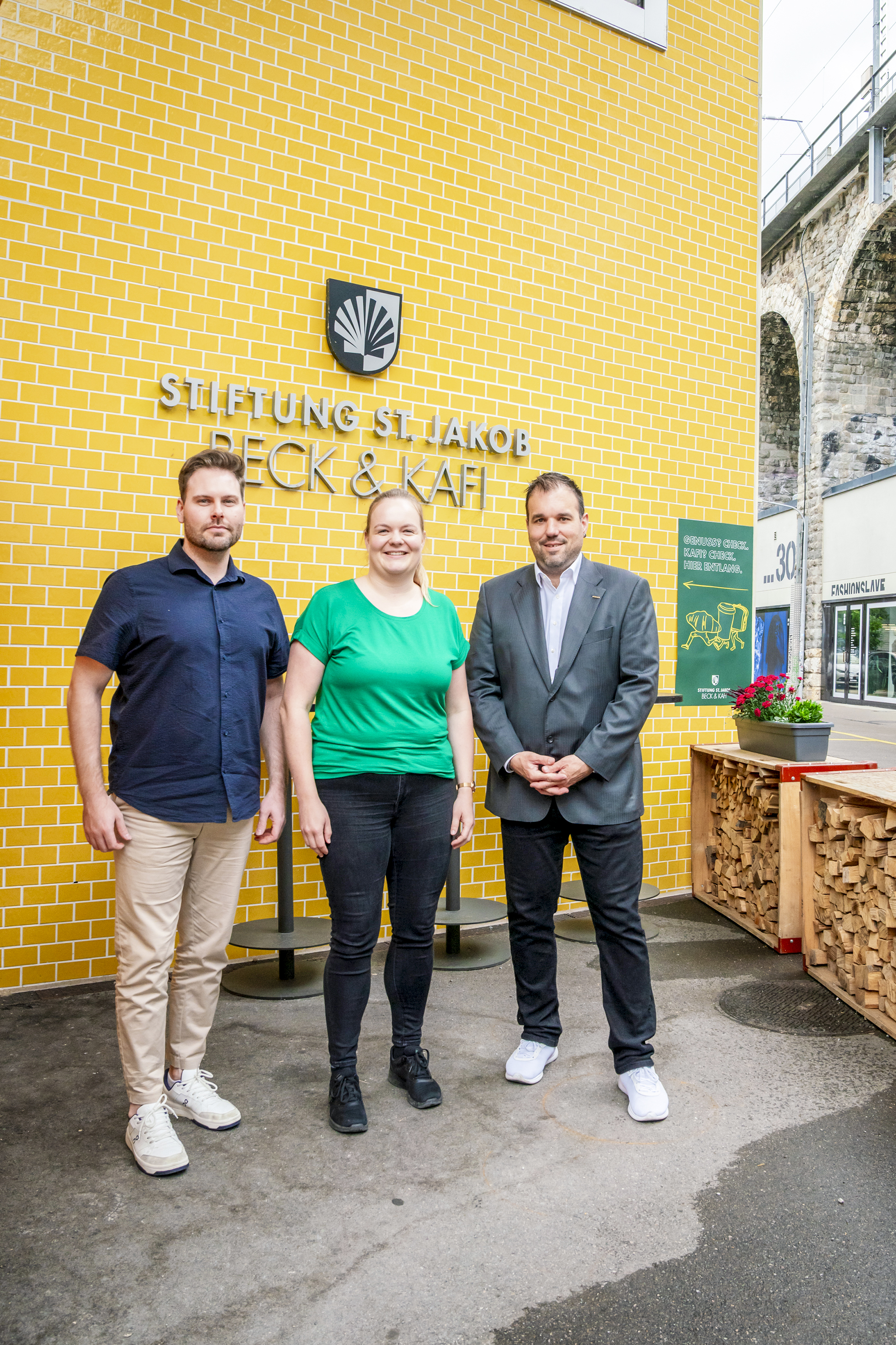 Eine herzliche Kooperation: Heinz Baumann, stellvertretender Geschäftsleiter, und Martina Elmiger, Bereichsleiterin Verkaufsfilialen der Stiftung St. Jakob, mit Beat Duss, Verkaufsberater der Rex-Royal AG.