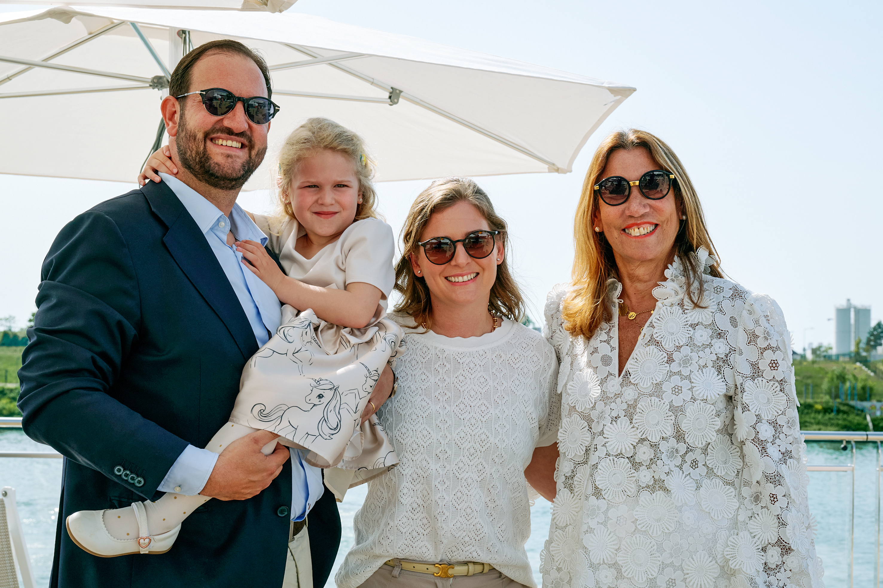 Karim Twerenbold mit Frau Andrea, Tochter Leyla (4) und Mutter Nazly. Er führt das Unternehmen in vierter Generation.