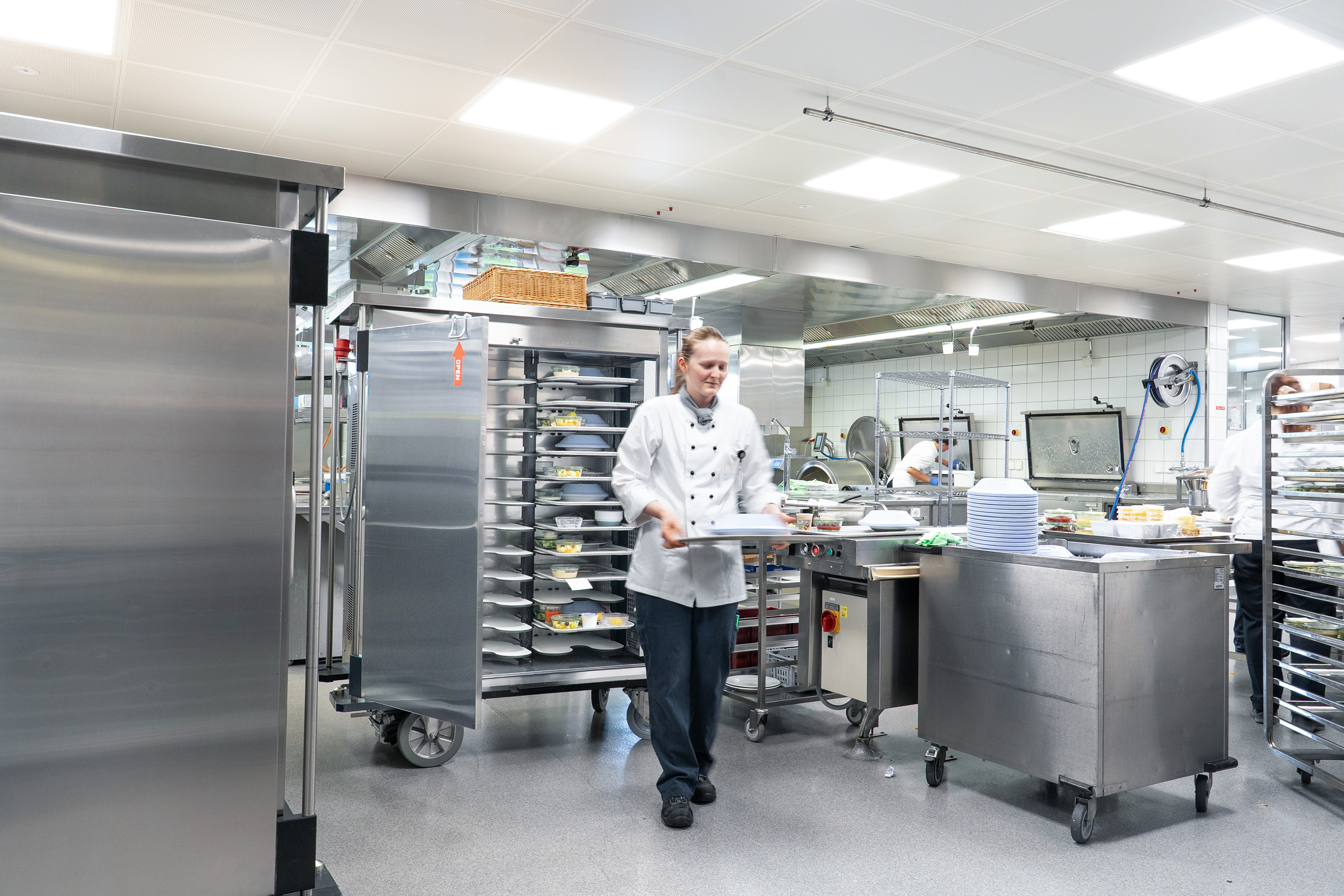 Im Schweizer Paraplegiker-Zentrum Nottwil sind 15 Verteilwagen des Modells ITW CC «Clima-Control» der Firma Schmalz im Einsatz.