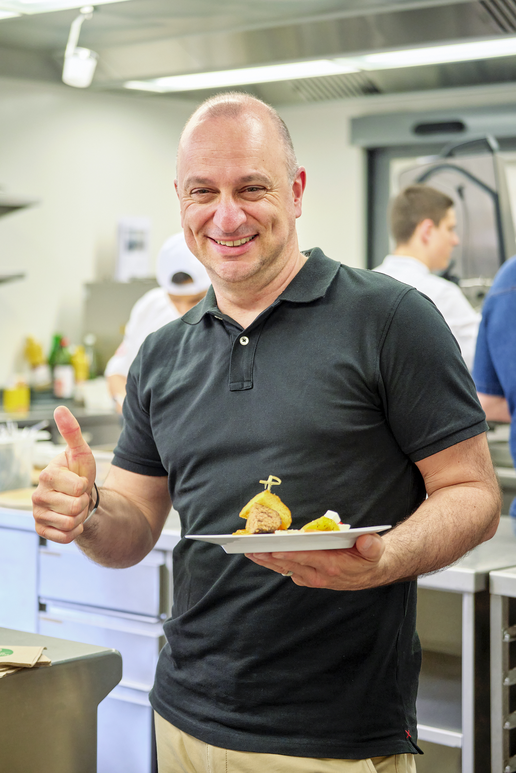 Rolando Vidi, Leiter Marketing Food Service von Hügli, unterstützt den Kochnachwuchs gerne und möchte den Projekttag künftig zweimal jährlich durchführen.