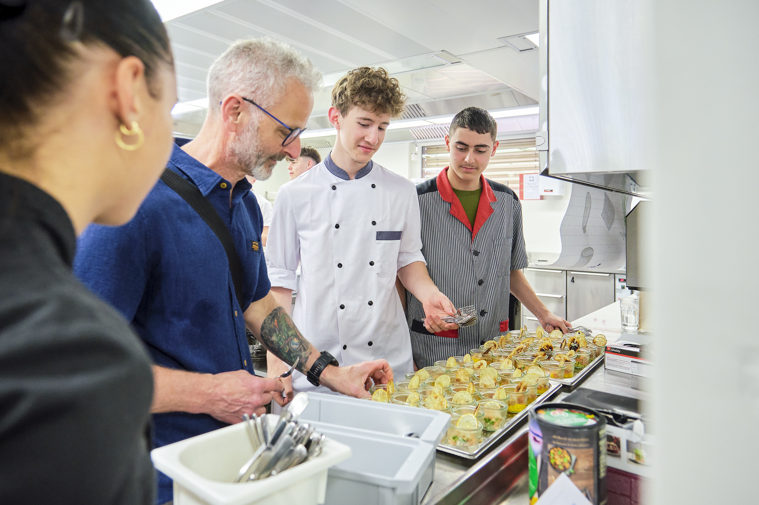 Stolz zeigen die Lernenden am Abend den Berufsbildnerinnen und Berufsbildnern ihre Kreationen.