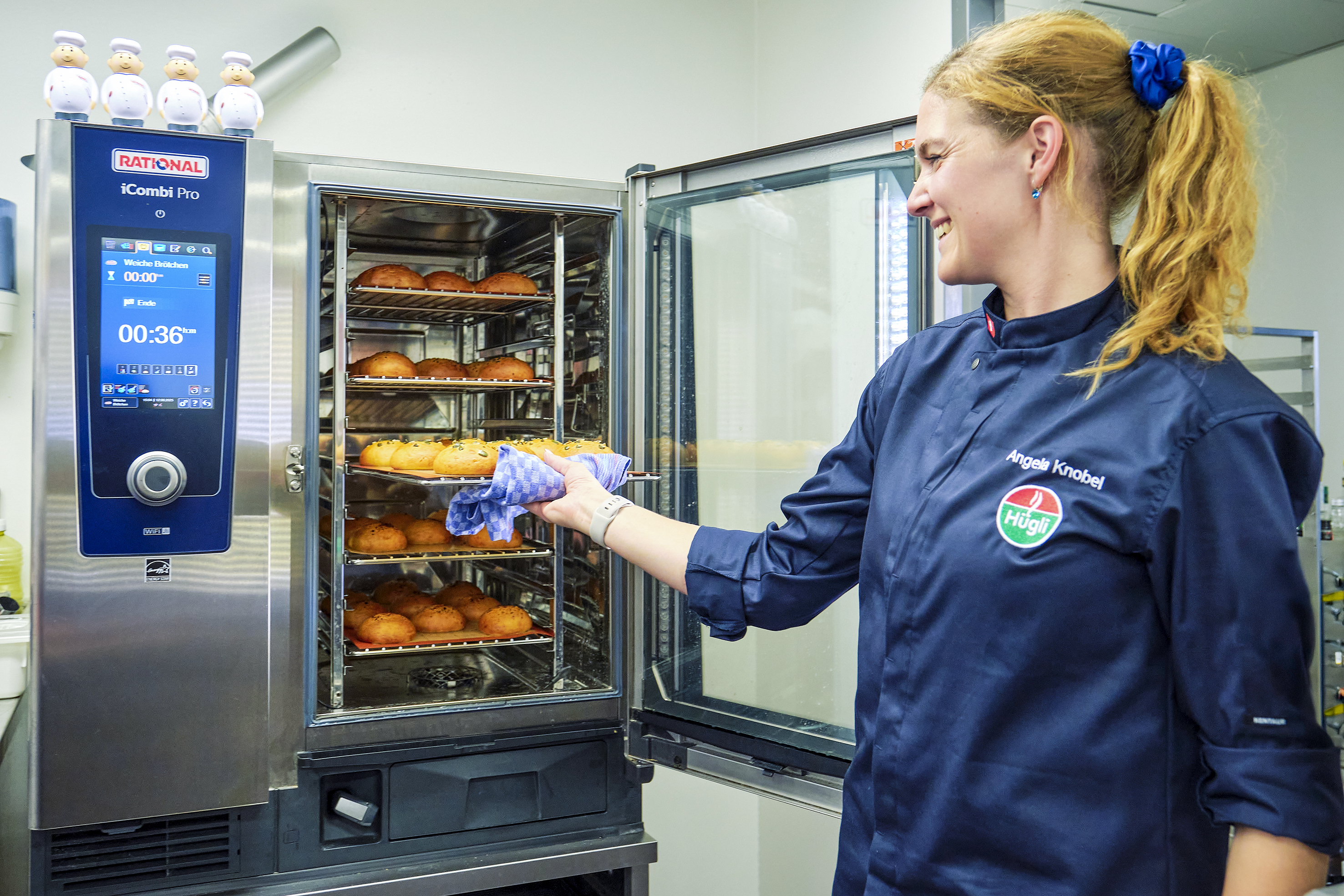 Auch die Buns wurden selbst gemacht. Im Bild: Angela Knobel, Culinary Advisor Food Service von Hügli nimmt die selbstgemachten Buns aus dem iCombi Pro von Rational.