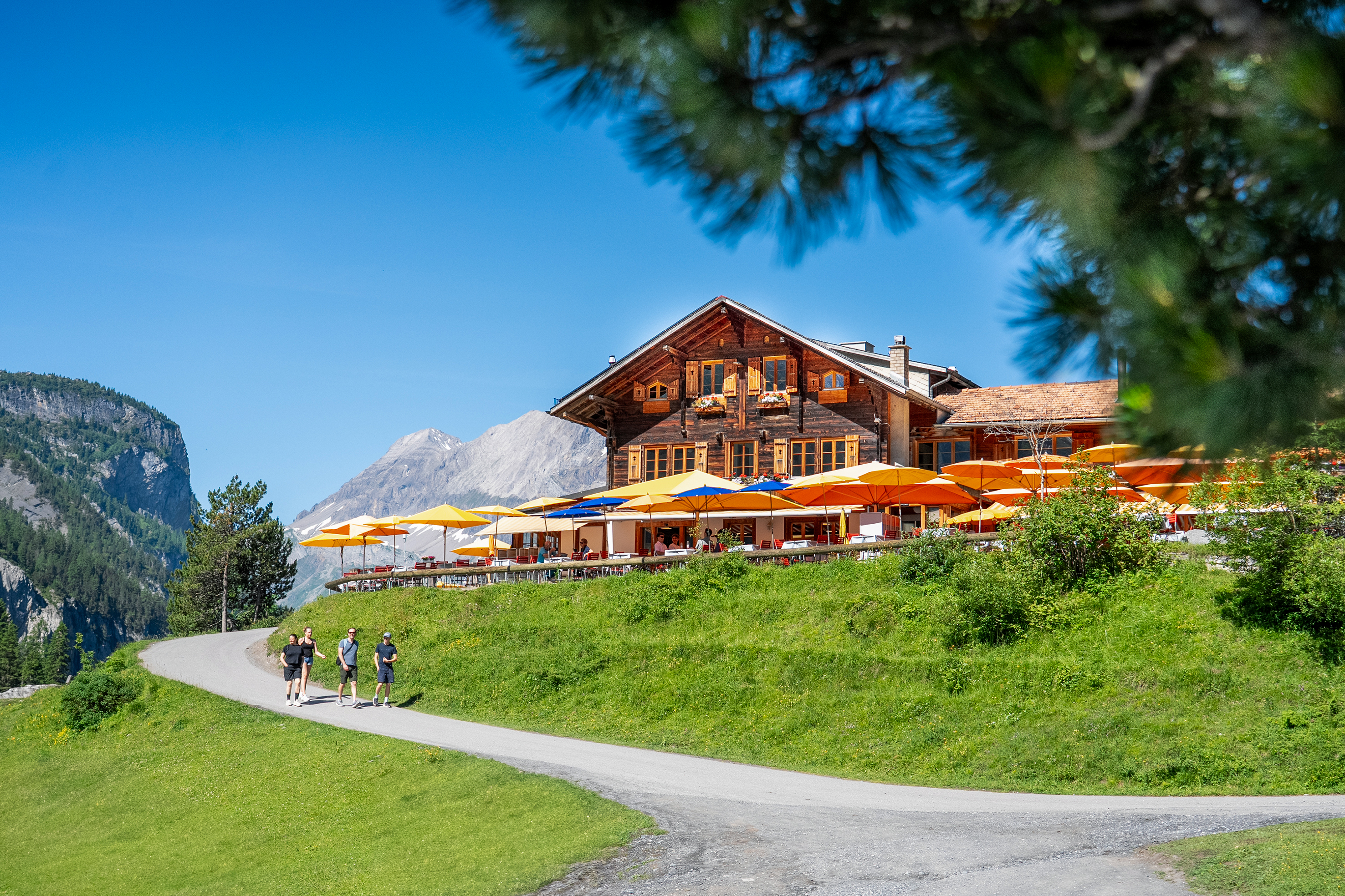 Eindrückliche Bergidylle und beliebter Social-Media-Hotspot: Der Oeschinensee ob Kandersteg mit dem beliebten Berghotel, das von Lea und Christoph Wandfluh in fünfter Generation geführt wird. Ein Ausflugsziel seit 1892.