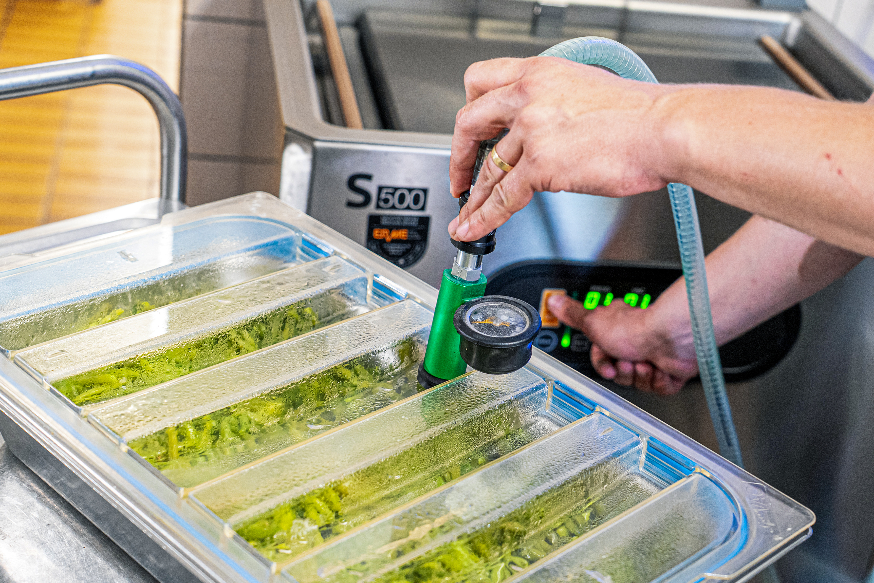 Die Gerichte werden heiss in GreenVac-Schalen abgefüllt, verschlossen, im FrigoJet schnellgekühlt und anschliessend direkt in den Schalen vakuumiert, das verbessert die Qualität und verlängert die Haltbarkeit.