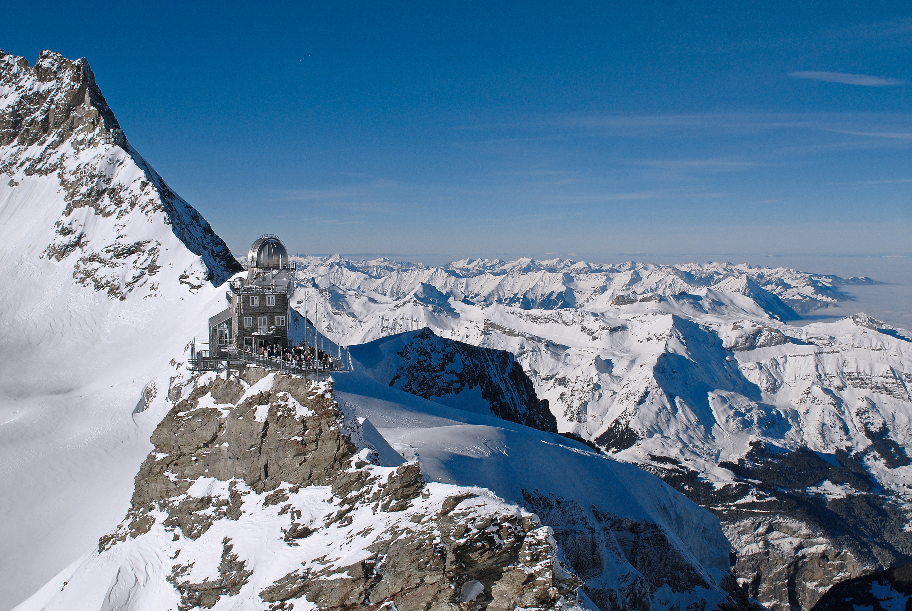 Über eine Million Gäste besuchen jährlich das Jungfraujoch – den Schweizer Touristenmagnet auf 3454 M.ü.M.. Es lockt eine atemberaubende Aussicht von der Terrasse der Sphinx, einer weltweit anerkannten Forschungsstation.