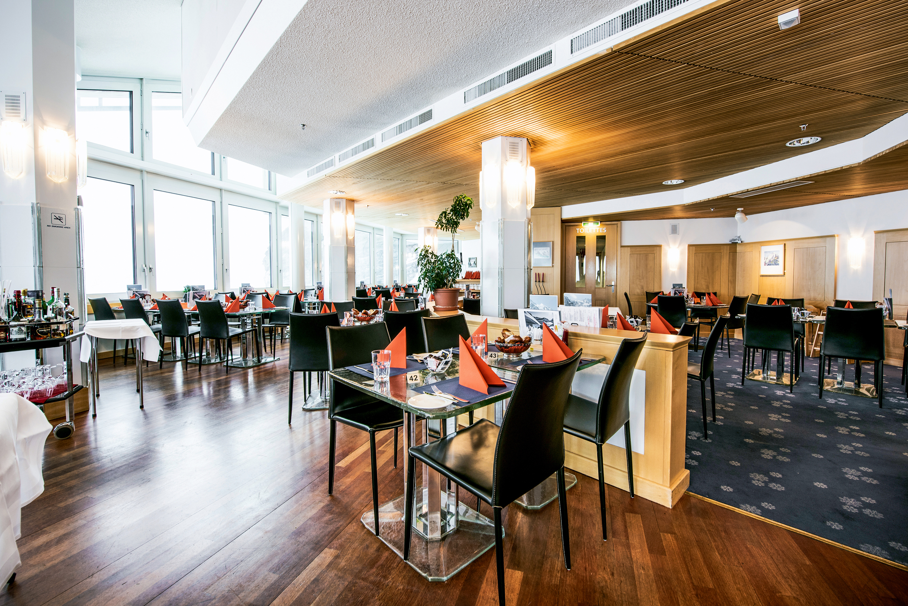 Das À-la-carte-Restaurant Crystal auf dem Jungfraujoch bietet Schweizer Spezialitäten, internationale Gerichte und eine erlesene Weinauswahl.