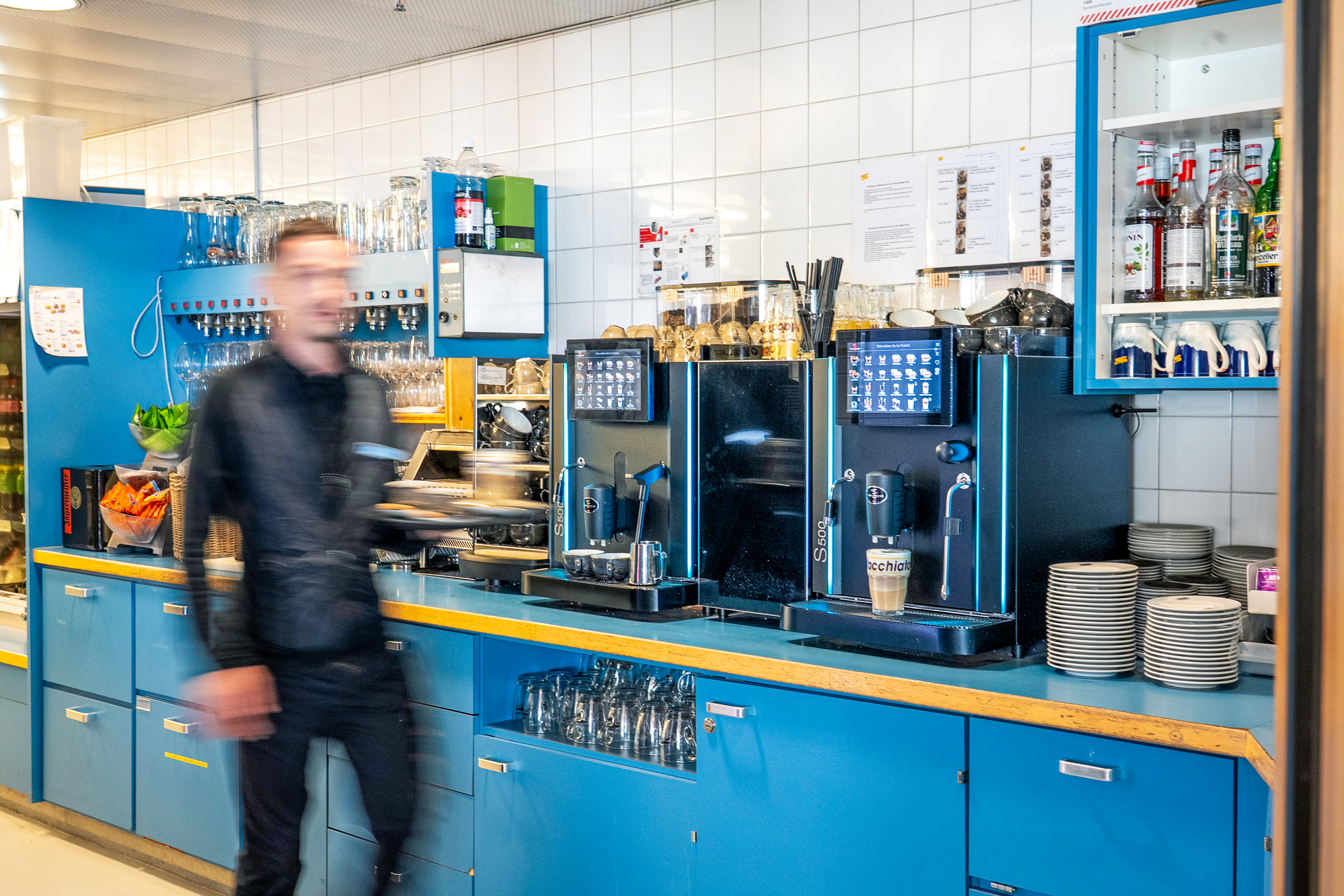 Die S500 von Rex-Royal ist ein Hochleistungsgerät: In einer Stunde kann das Personal 58 Liter Heisswasser ausgeben – parallel dazu auch Kaffee 
und Dampf.