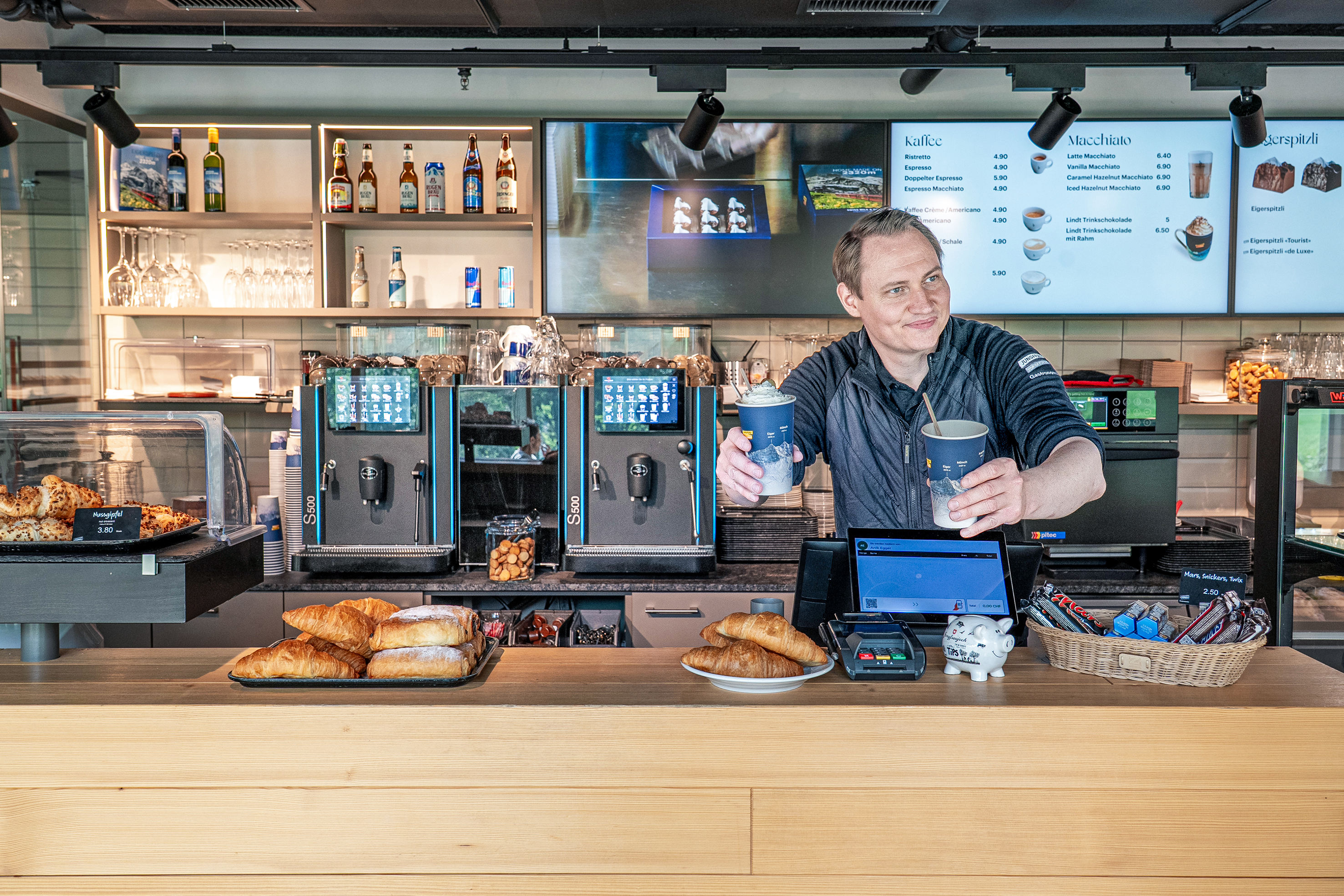 Die vier neuen Maschinen auf dem Jungfraujoch wurden in nur drei Stunden und bei laufendem Betrieb installiert.