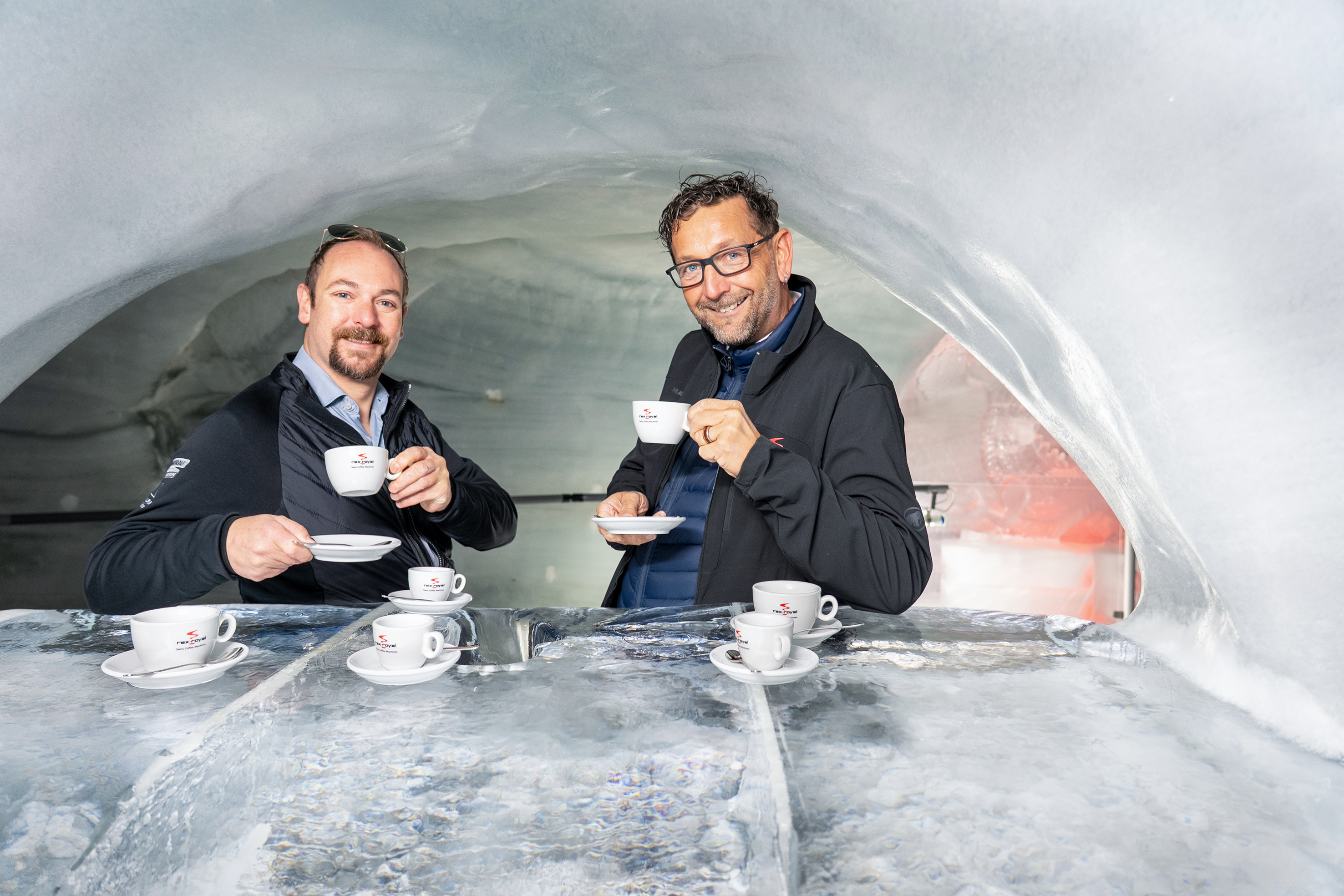 Ein starkes Team: Martin Uetz, Leiter der Jungfrau Gastronomie AG, und Patrick Lerch, Regionalleiter Verkauf bei der Rex-Royal AG, bei einer Degustation im Eispalast.