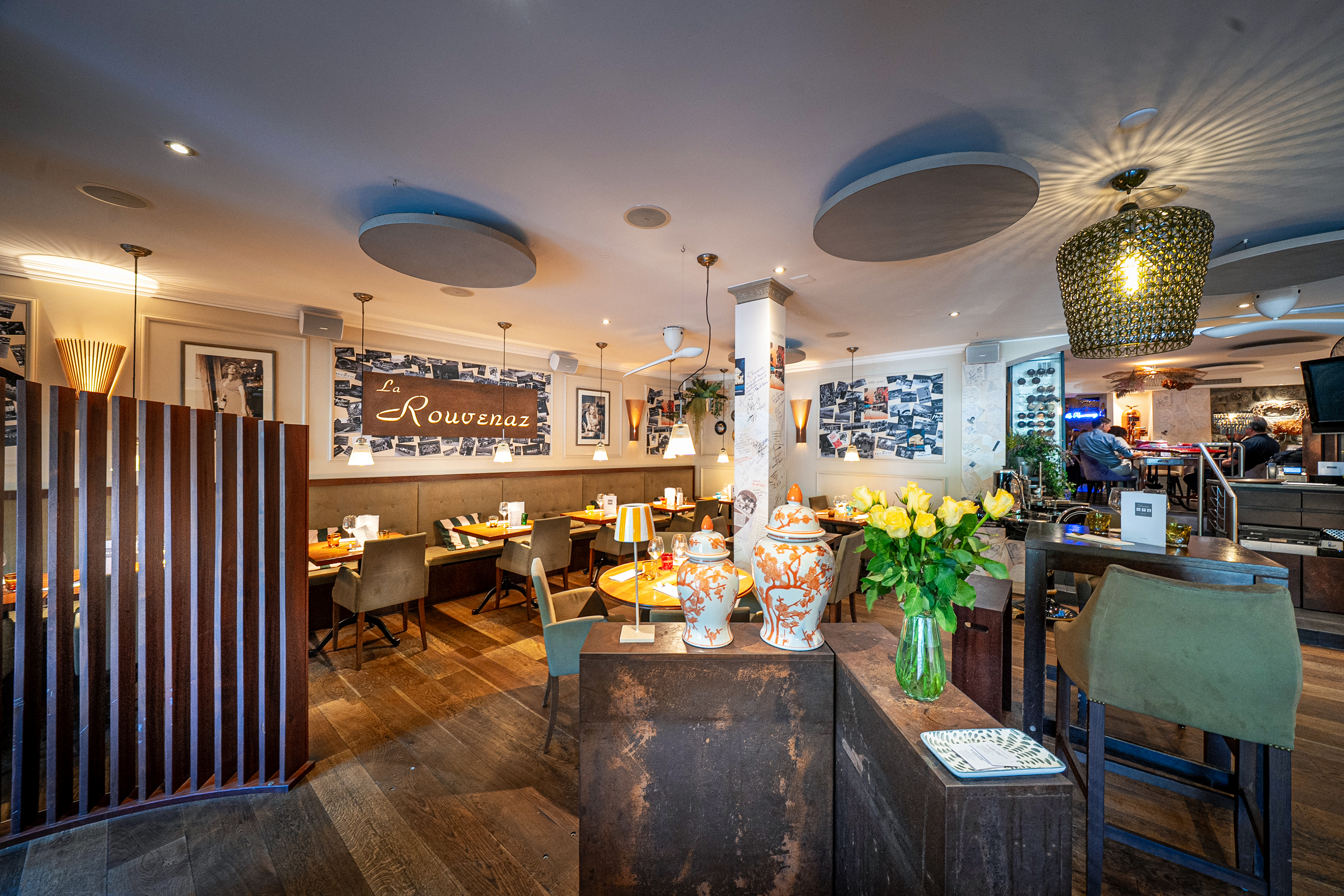 Das La Rouvenaz ist ein beliebter Treffpunkt für Stammgäste, Angestellte aus den benachbarten Büros und Reisende, die Montreux entdecken möchten.
