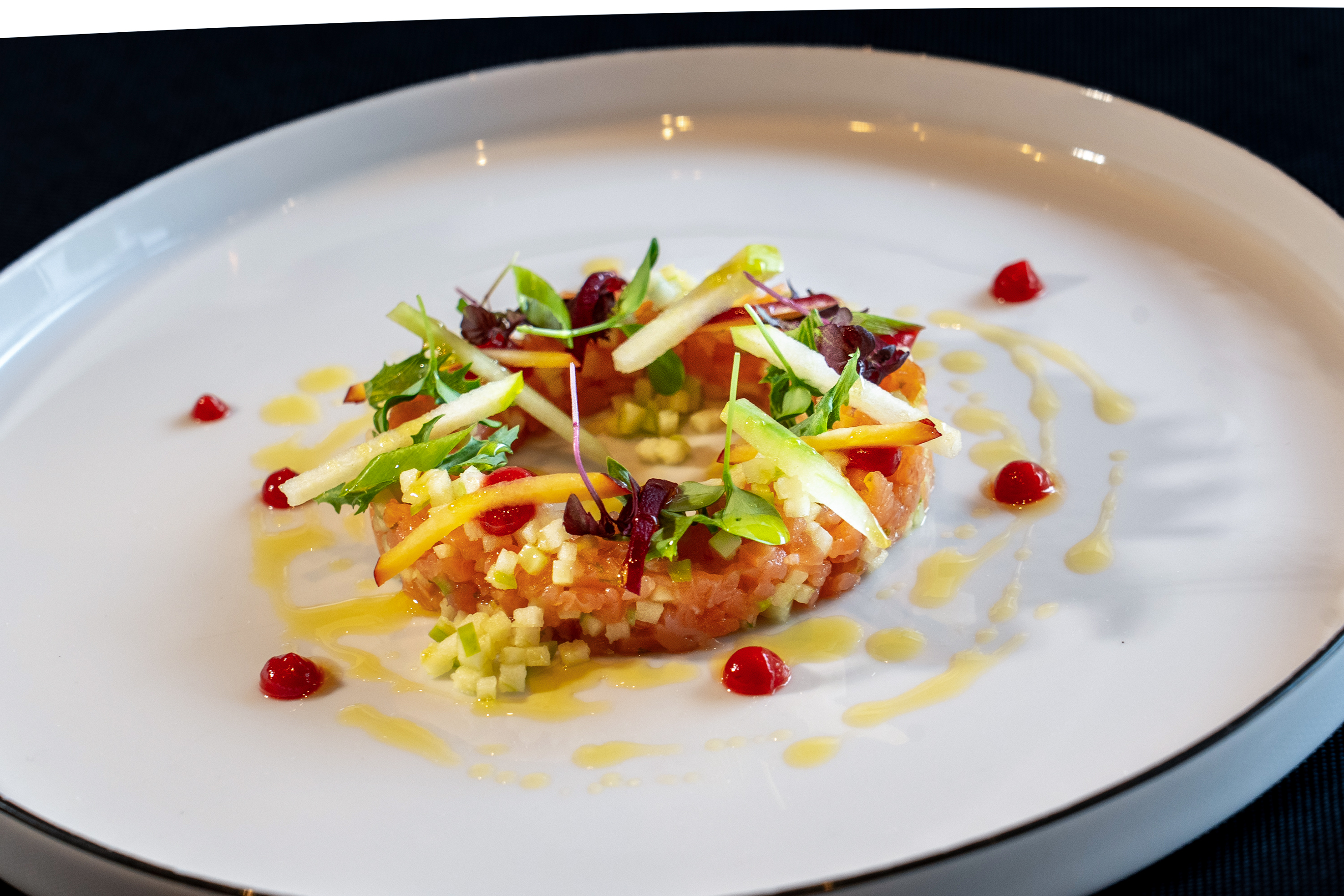 Das Lachstatar zählt zu den Signature-Dishes im La Rouvenaz. Der Lachs stammt von der Dyhrberg AG und wird ausschliesslich in Fischereien bezogen, die höchste Tierwohl- und Hygienestandards erfüllen.