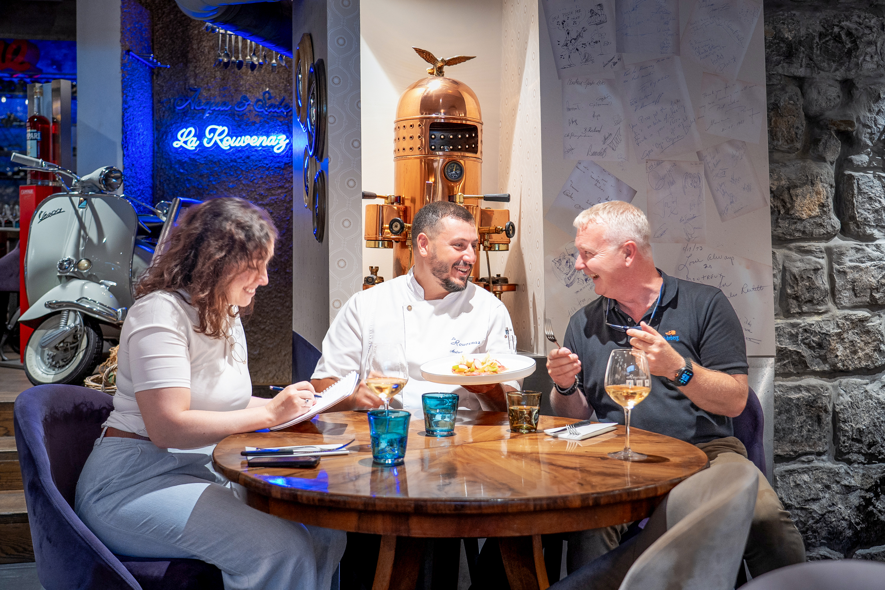 Die Zusammenarbeit zwischen La Rouvenaz und der Dyhrberg AG begann mit der Suche nach einem Lieferanten, der die wachsenden Bestellmengen meistern konnte (v.l.): Gourmet-Autorin Estelle Vienne, Chefkoch Andrea Ventura und Dyhrberg-Verkaufsberater Sylvain Dalfollo.