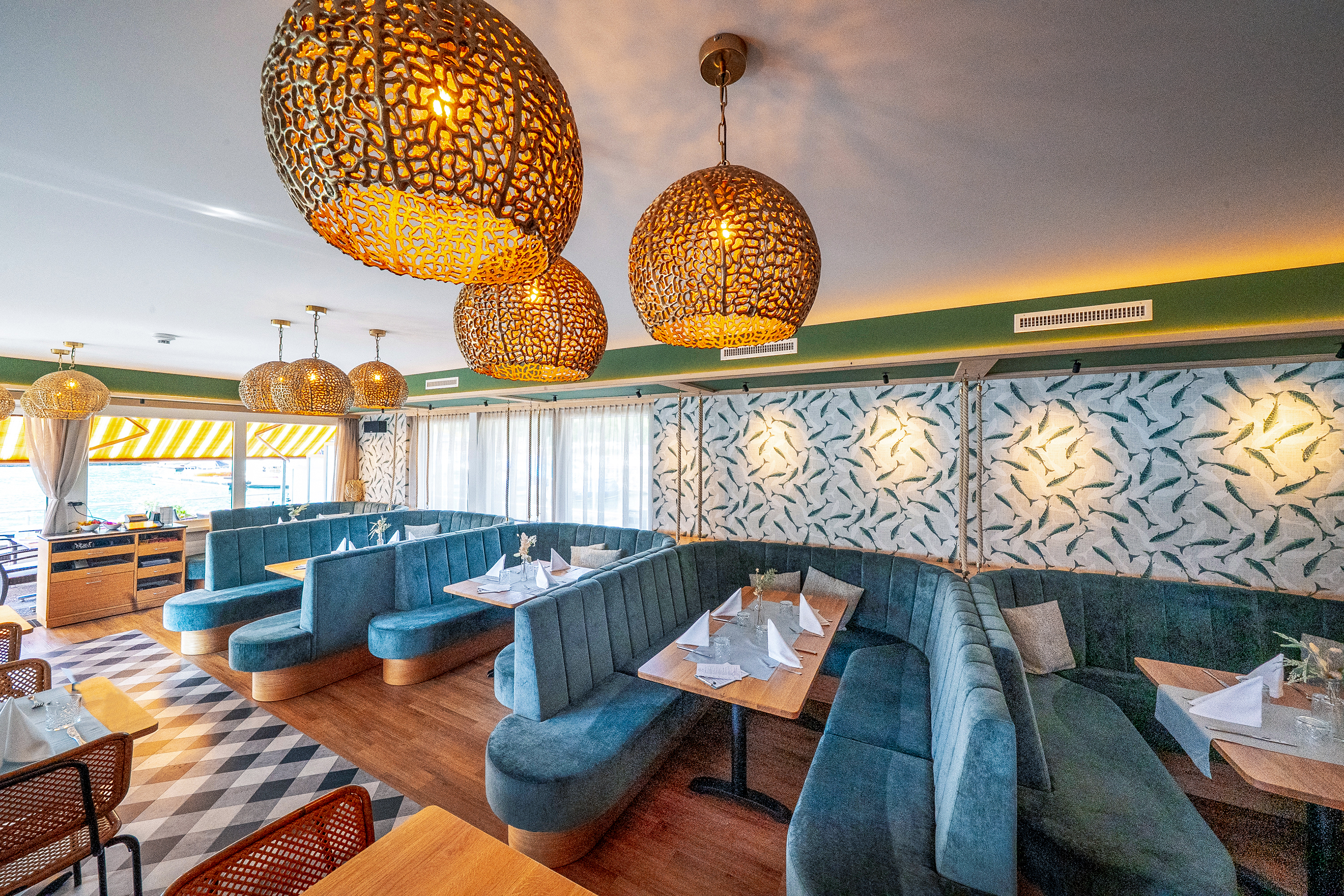 Im Wintergarten sind die Nischen mit den gepolsterten Bänken heute gefragter als die Fensterplätze, inklusive Steckdosen für mobiles Arbeiten.