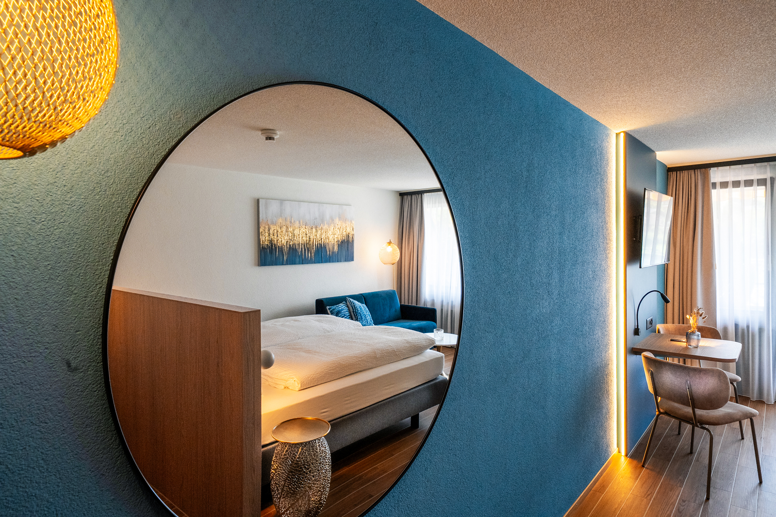 In einer zweiten Bauetappe wurden 16 Zimmer auf drei Etagen erneuert; der Osttrakt mit 34 weiteren Zimmern folgt im Jahr 2027.