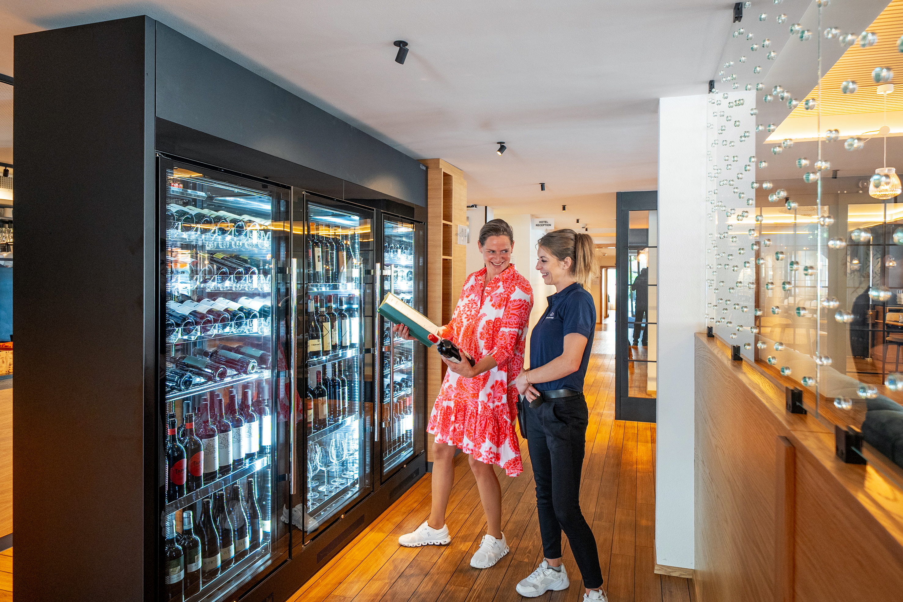 Der geöffnete Küchenpass und die Getränkeausgabe erhielten eine behutsame Abgrenzung durch eine transparente Weinpräsentation.