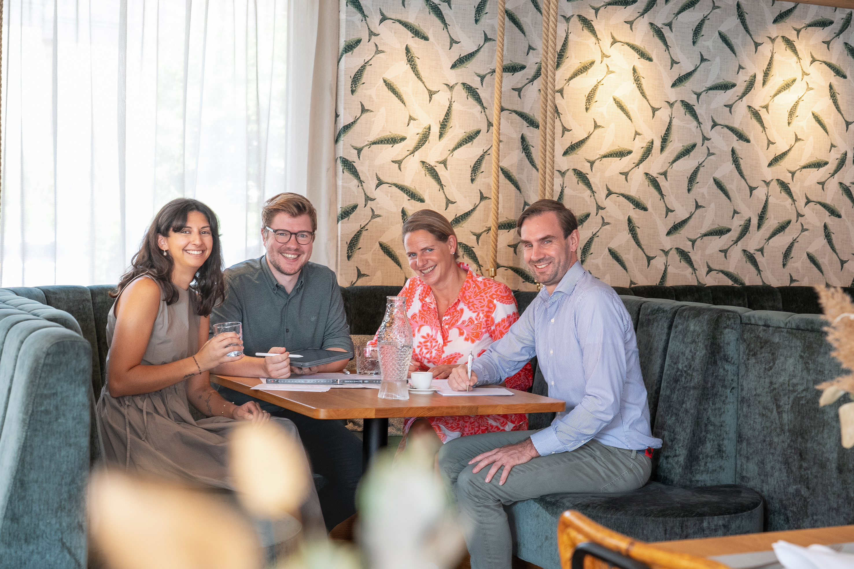 Andreia Dos Santos und Samuel Zürcher von der Gschwend AG Gastro-Bau sowie Caroline Reber und Juri Seidel im Seegarten stehen für die nächste Generation. Dass beide Betriebe die Nachfolge geregelt haben, war ein verbindendes Element.