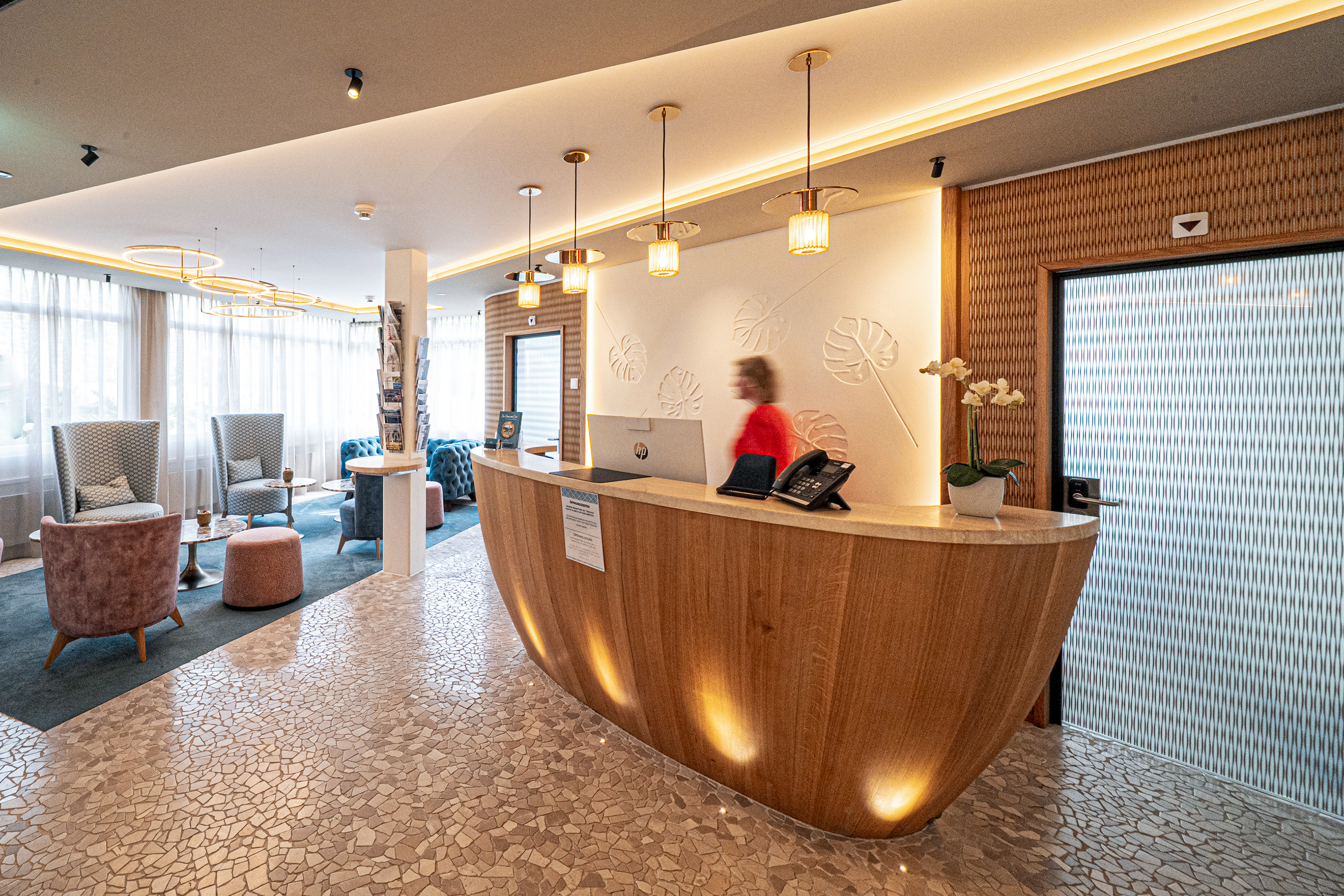 Die Rezeption rückte näher zum Eingang und erhielt eine kleine Lobby mit mediterranem Steinboden, Marmormustern und Holz.