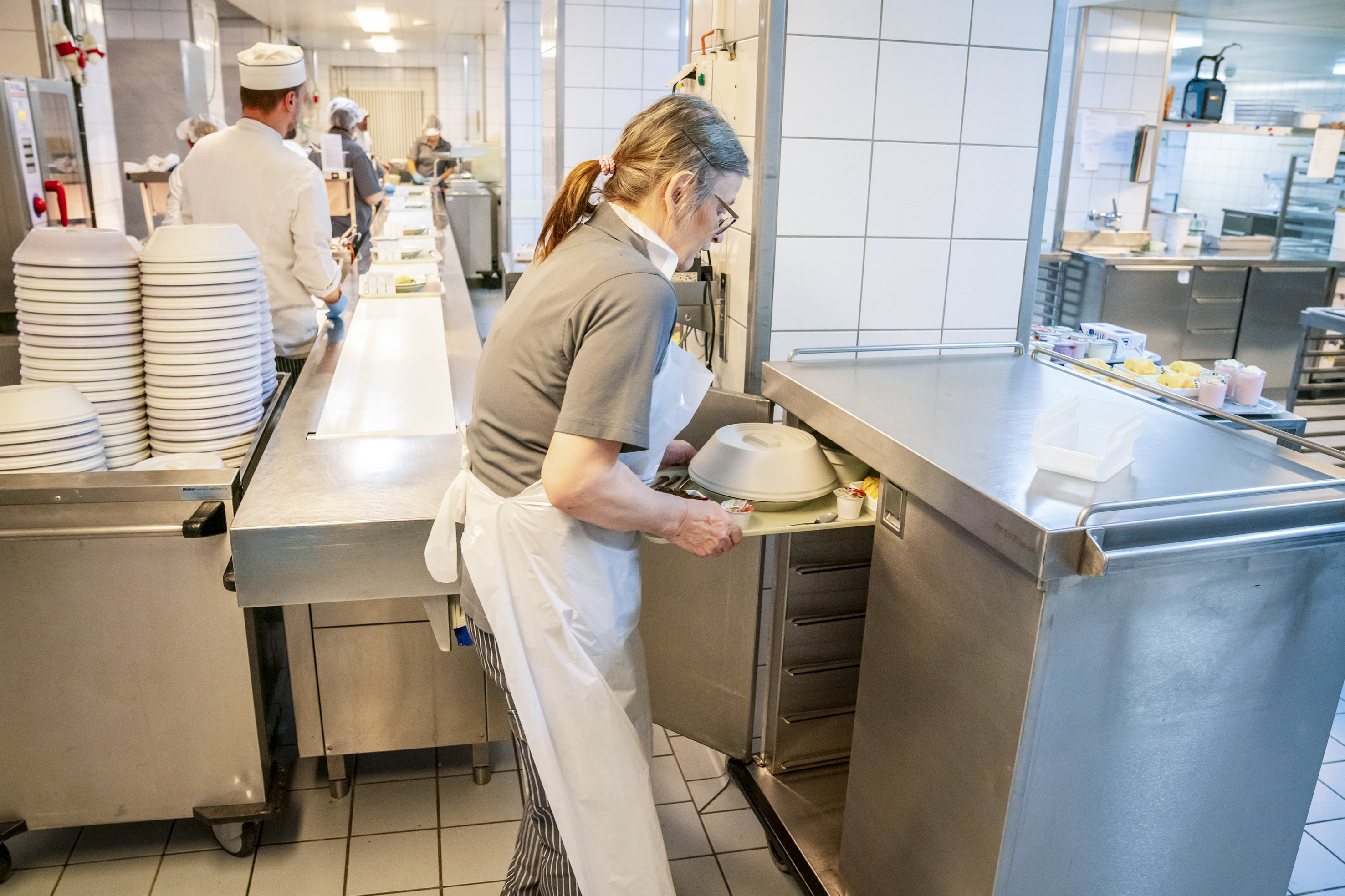 Die Mahlzeiten für die Bewohnenden mit höherem Betreuungsbedarf werden direkt in der Küche auf Tellern angerichtet.