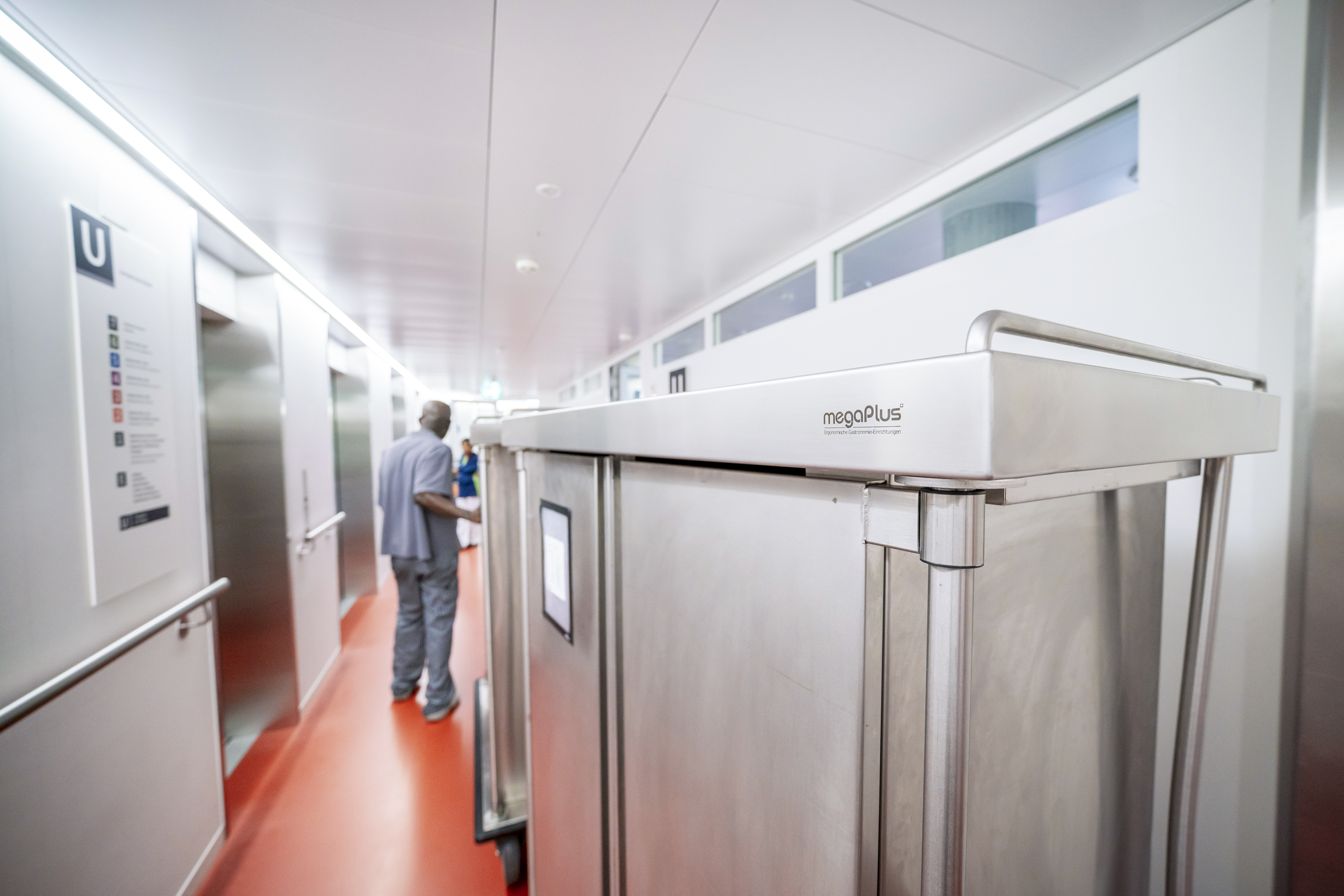 Praktisch: Die Opus-Wagen lassen sich aneinander festmachen, sodass mehrere Wagen bequem zusammen durch die langen, unterirdischen Gänge gezogen werden können.