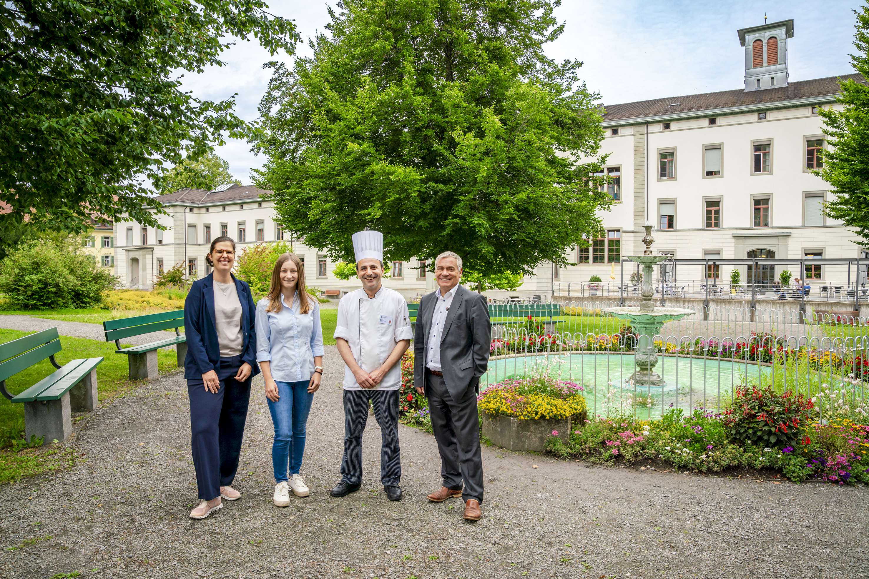 Viel Persönlichkeit trotz komplexer Voraussetzungen: Das Wohnen-im-Singenberg-Team ist zufrieden mit der Lösung von megaPlus (v.l.): Jil Rüesch, Leitung Hauswirtschaft Haus Singenberg, Julia Menet, megaPlus AG, Küchenchef Alex Marques Fialho, und Mario Gnägi, Direktor von «Wohnen am Singenberg».