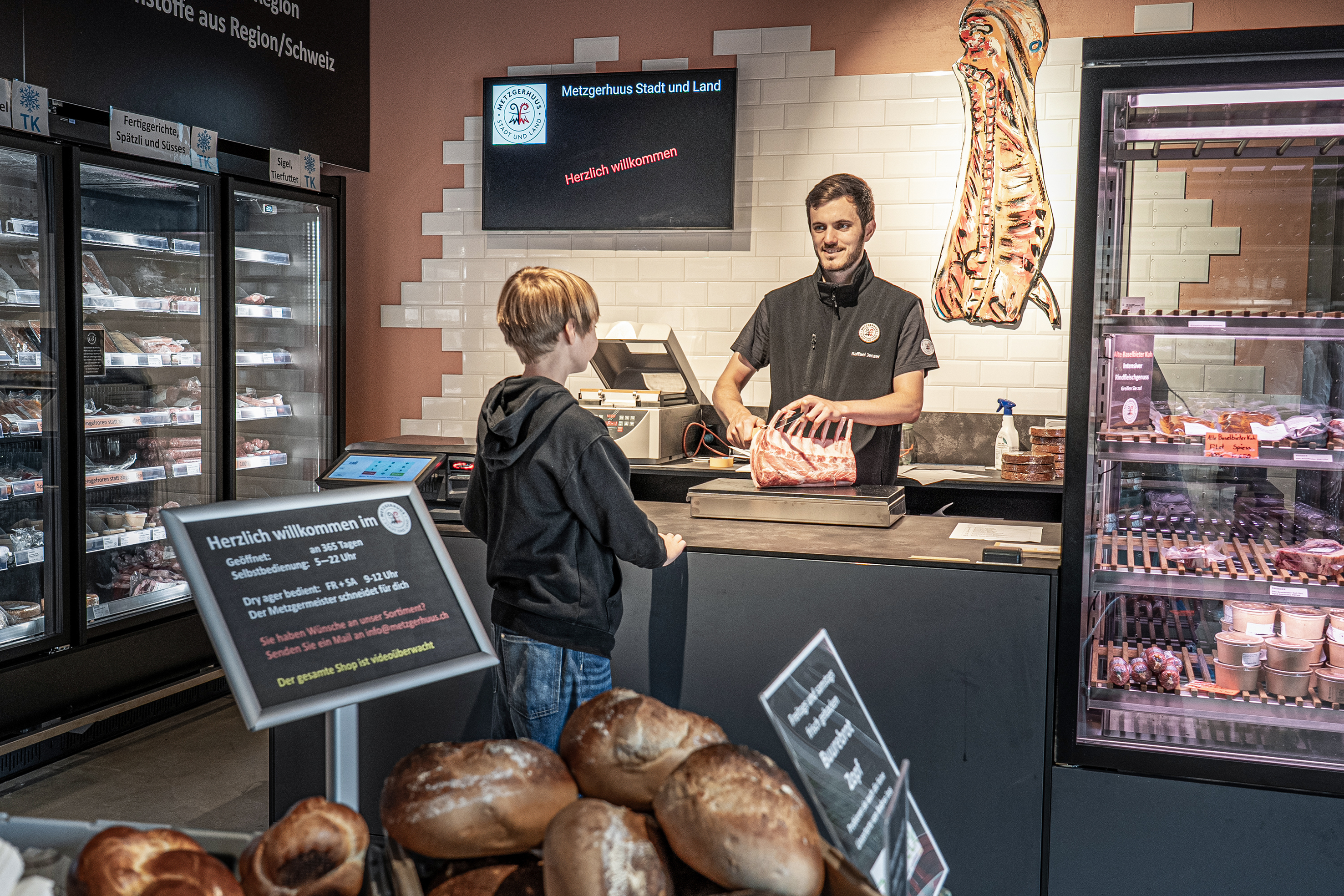 Fleischspezialitäten aus dem Kleinschlachthaus nebenan bilden das Herzstück des «Metzgerhuus – Regio Shop 365». Ergänzt wird das Angebot durch Produkte regionaler Bauernfamilien.