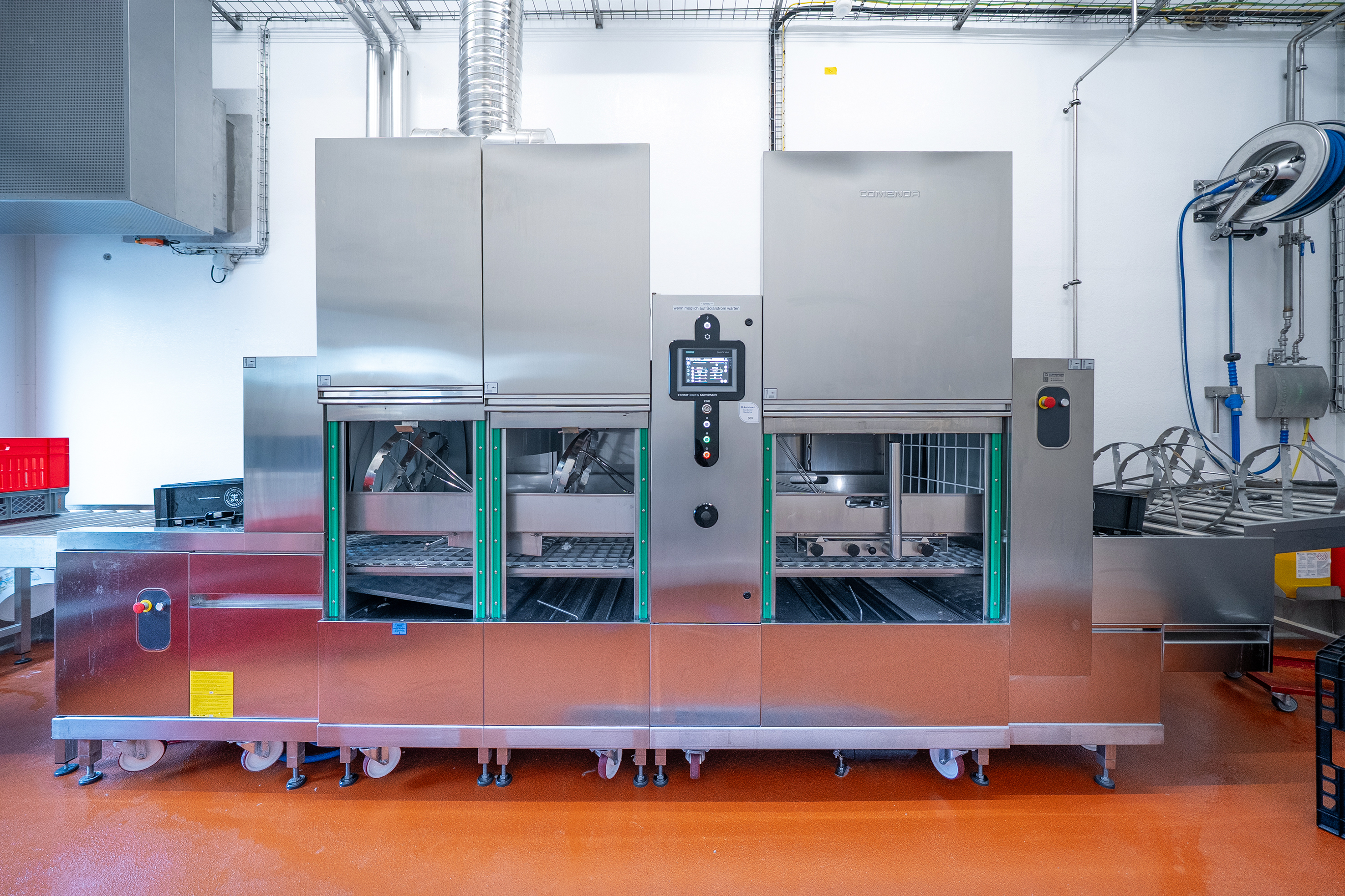 Geschäftsführer Raffael Jenzers Fazit zum Bandgeschirrspüler: «Zuverlässig und leistungsstark, selbst bei hohem Aufkommen. Das ist genau das, was das Metzgerhuus mit seinen hohen Hygienestandards braucht.»