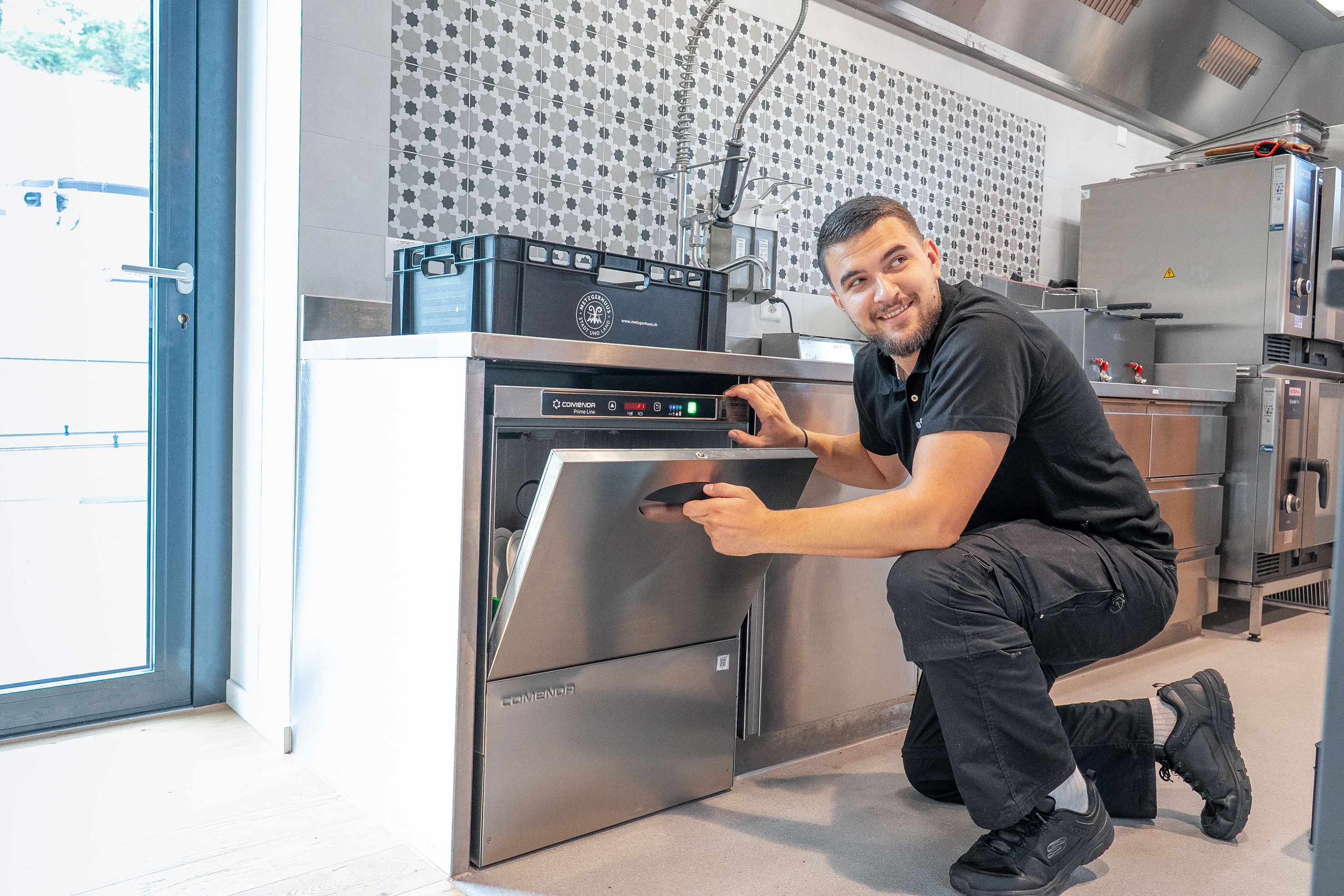 Auch hier ist eine Comenda-Untertischspülmaschine eingebaut: Servicetechniker Patrik Kutija kontrolliert Dichtungen, Ventile und Schläuche.