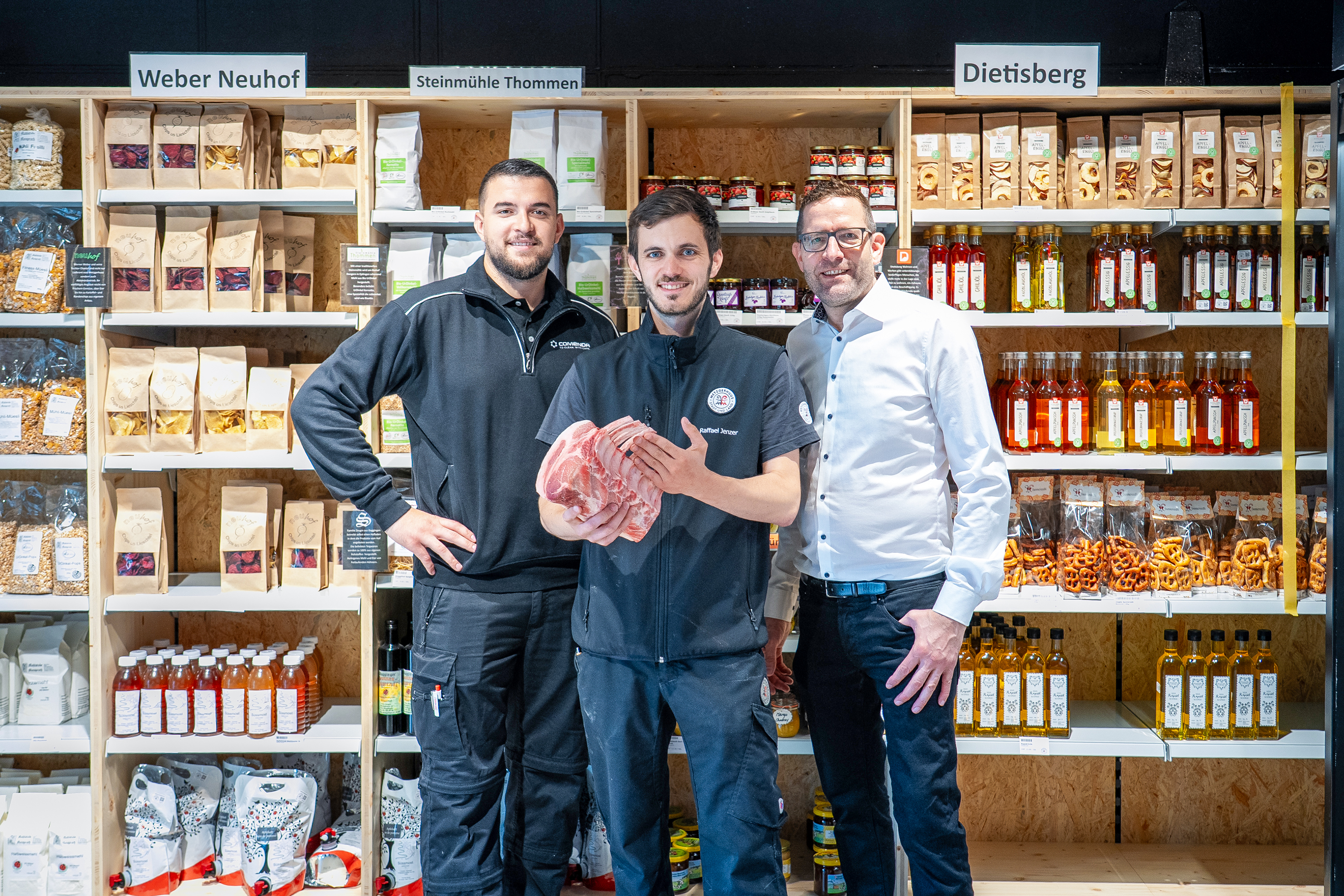 Ein eingespieltes Team (v.l.): Servicetechniker Patrik Kutija, Raffael Jenzer, Geschäftsführer vom Metzgerhuus Stadt und Land, und Marc Allenspach, Verkaufsleiter der Comenda Schweiz AG.