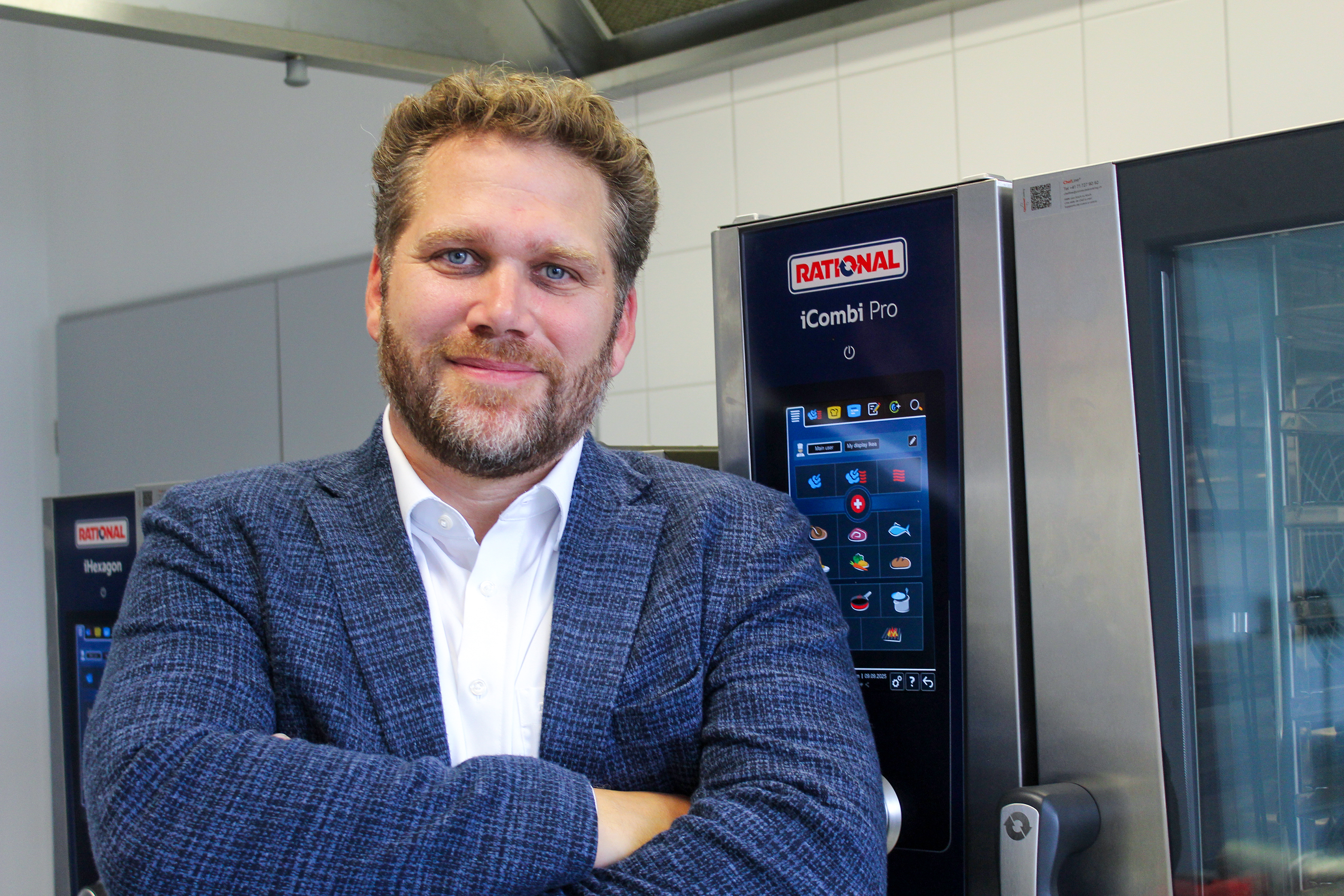 Philipp Hobor, Leiter Service bei der Rational Schweiz AG, sieht für die kommenden Jahre vor allem eine zunehmende Digitalisierung und Prozessoptimierung in Profiküchen voraus. Getrieben durch Fachkräftemangel, bei gleichzeitig steigenden Ansprüchen an Qualität und Service. Trotz der technologischen Entwicklung bleibt für ihn der Mensch als zentraler Faktor in Service und Gastronomie immer der wichtigste Akteur.