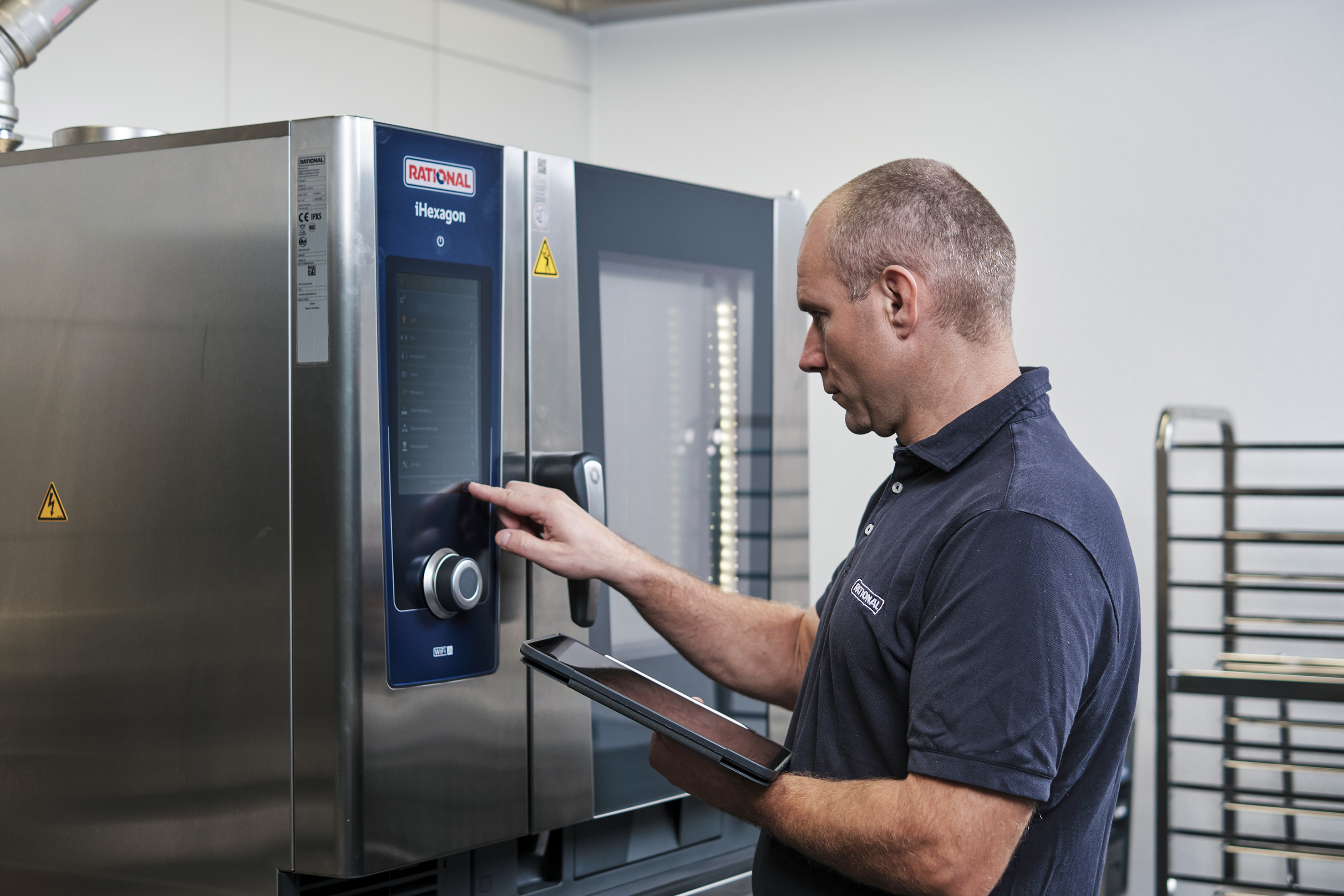 Mit dem iHexagon kombiniert Rational Heissluft, Dampf und eine eigens entwickelte Mikrowellentechnologie. Diese Neuheit präsentiert Rational an der Igeho.