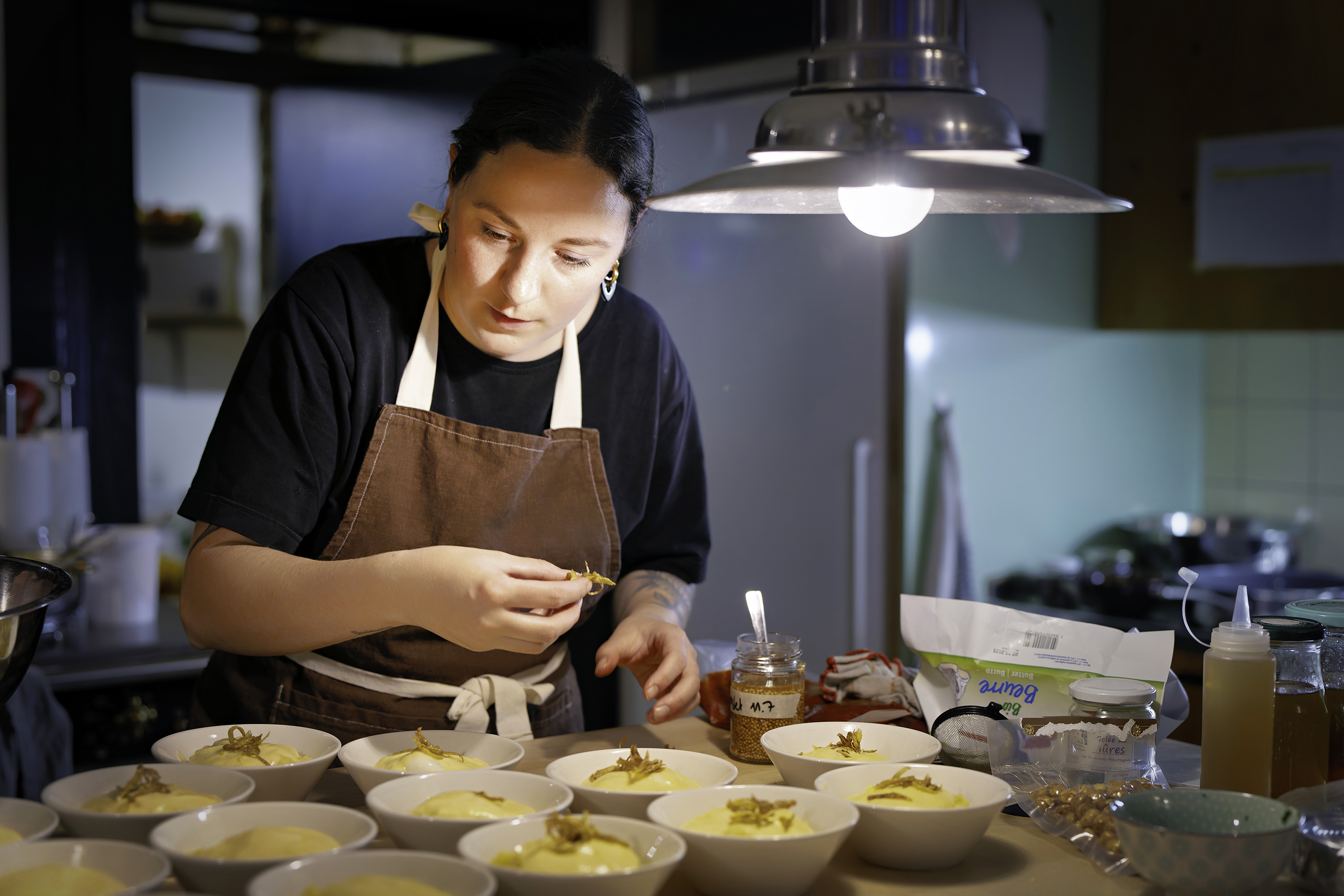 Luh ist kein klassisches Restaurant, sondern ein Ort, an dem Menschen bei frisch gekochten, vegetarischen Gängen zusammenkommen.