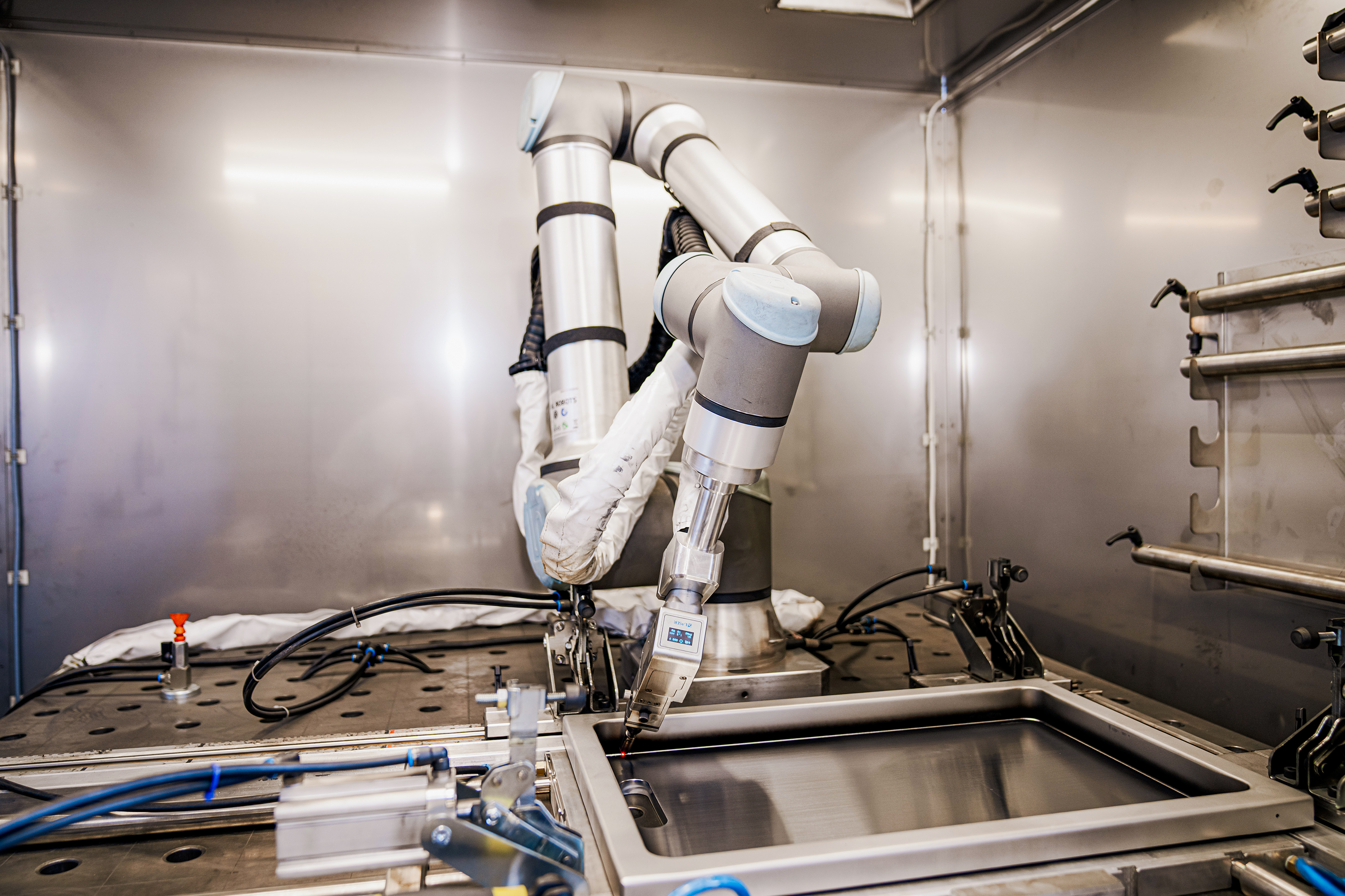 Nur makellose Schweissnähte sind hygienisch und reinigungsfreundlich. Der Einsatz von Robotern – hier bei der Grillfertigung – macht es möglich.