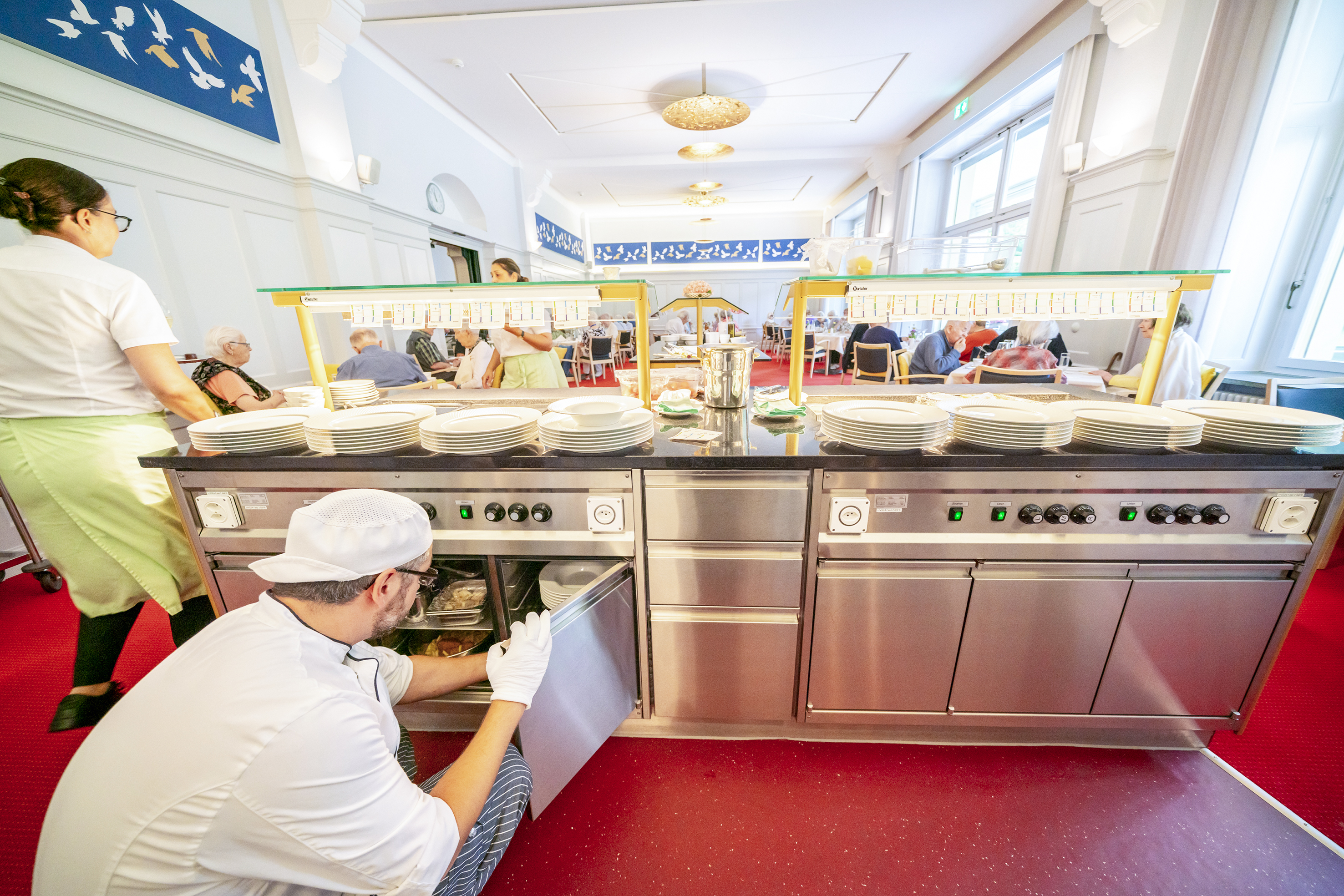 Für rund die Hälfte der Bewohnenden wird direkt im Speisesaal am Buffet geschöpft – im Bild die megaPlus-Buffetvariante Ambiente mit drei Wärmetöpfen GN 1/1 in doppelter Ausführung, verbunden durch einen Schubladenblock.