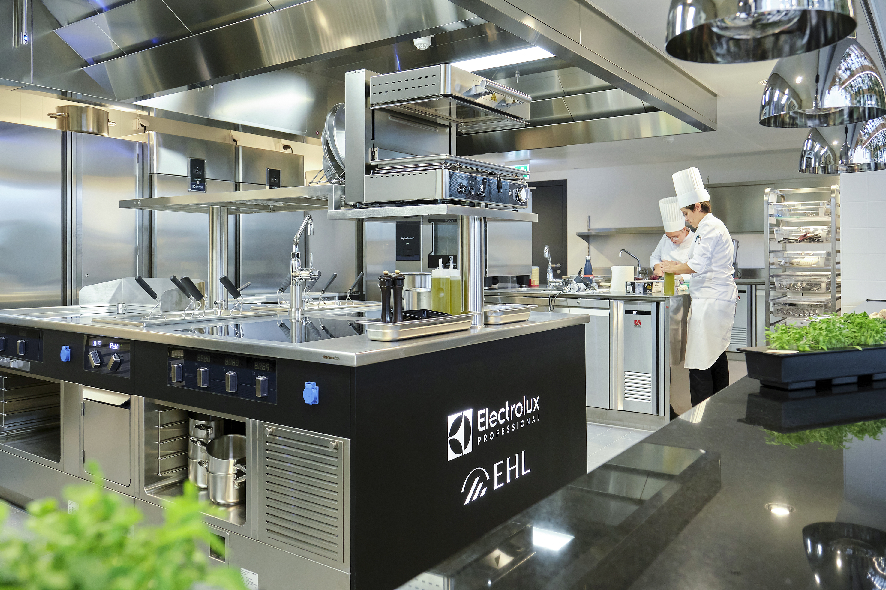 Weil die Küchenteams wöchentlich wechseln und acht bis zwölf Studierende gleichzeitig kochen, wurde der Herd so angelegt, dass er von beiden Seiten bedient werden kann.