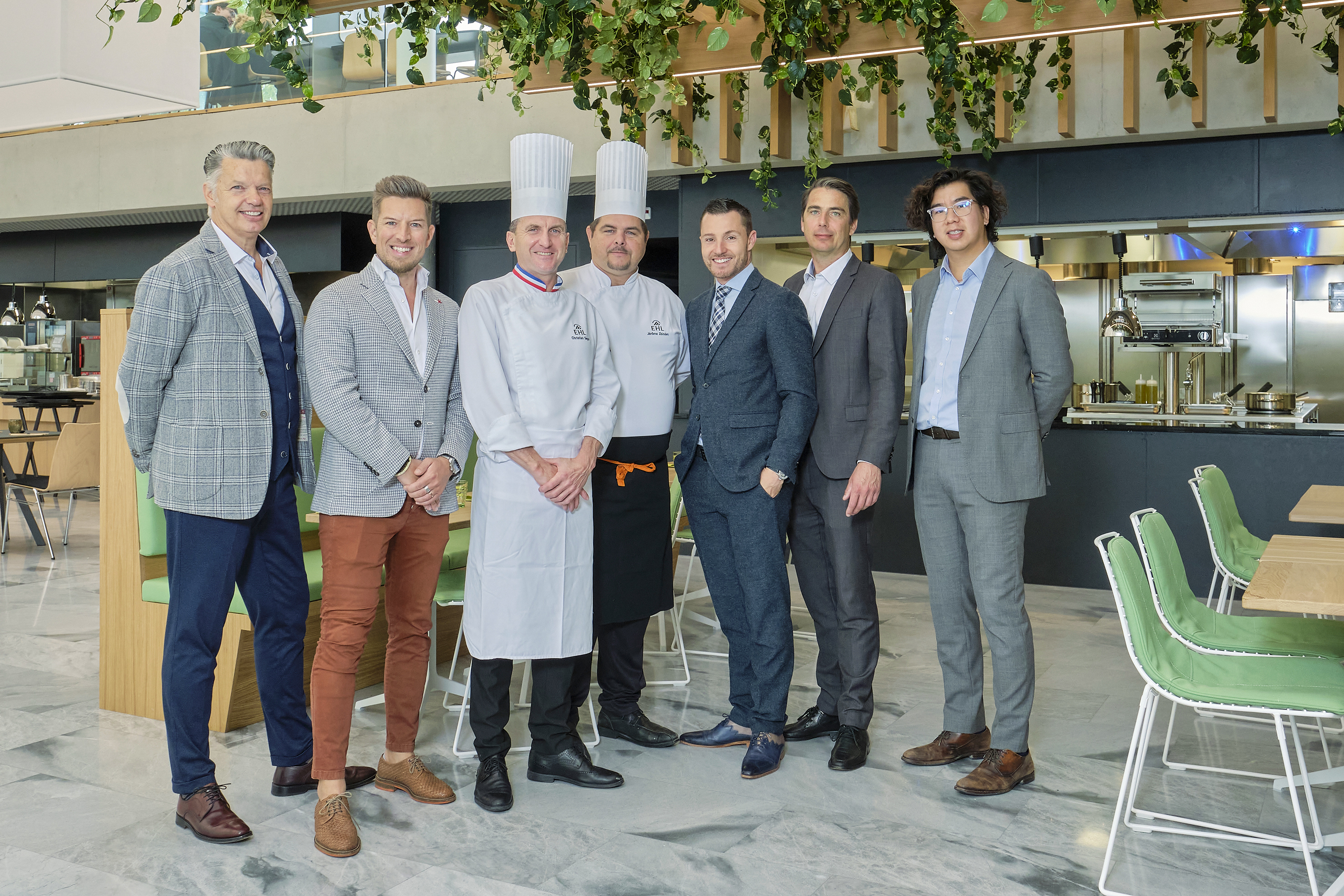 Eine Partnerschaft im Zeichen von Qualität und Excellence (v. l.): Roland Astner, Head of Sales Switzerland, und Rares Petruc, Country Manager Switzerland von Electrolux Professional, mit dem EHL-Team bestehend aus Christian Segui, Executive Chef, Jérome Zbinden, Kitchen Outlets Manager, William François, Director of Business Projects & Hospitality Experience, und Christophe Wang, Infrastructure Development Manager, sowie Jean-Pierre Schumacher, Area Sales Manager von Electrolux Professional (2.v.r.).