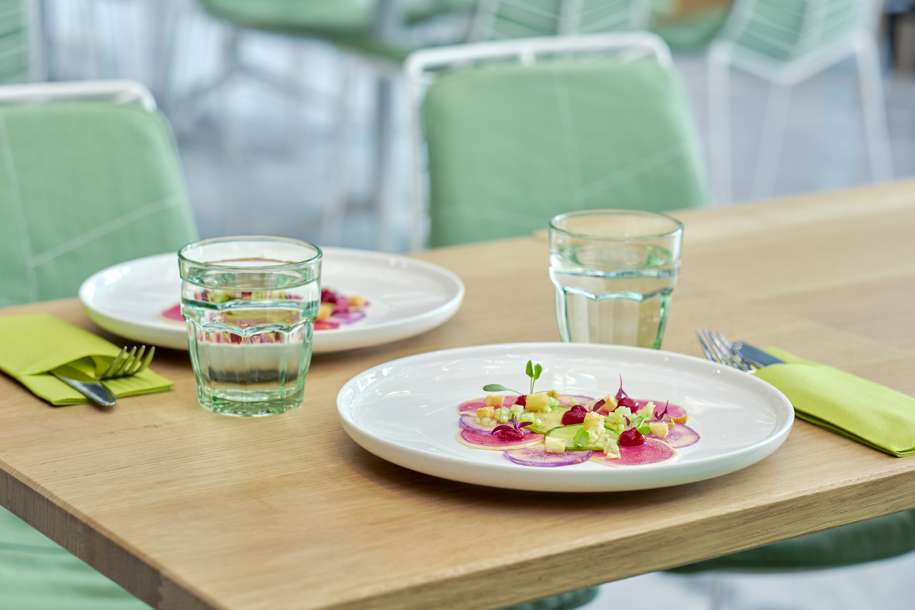 Mit rund 85 Plätzen bildet das Shadwood eine ruhige Alternative zum lebhaften Food Court mit seinen acht Free-Flow-Stationen.