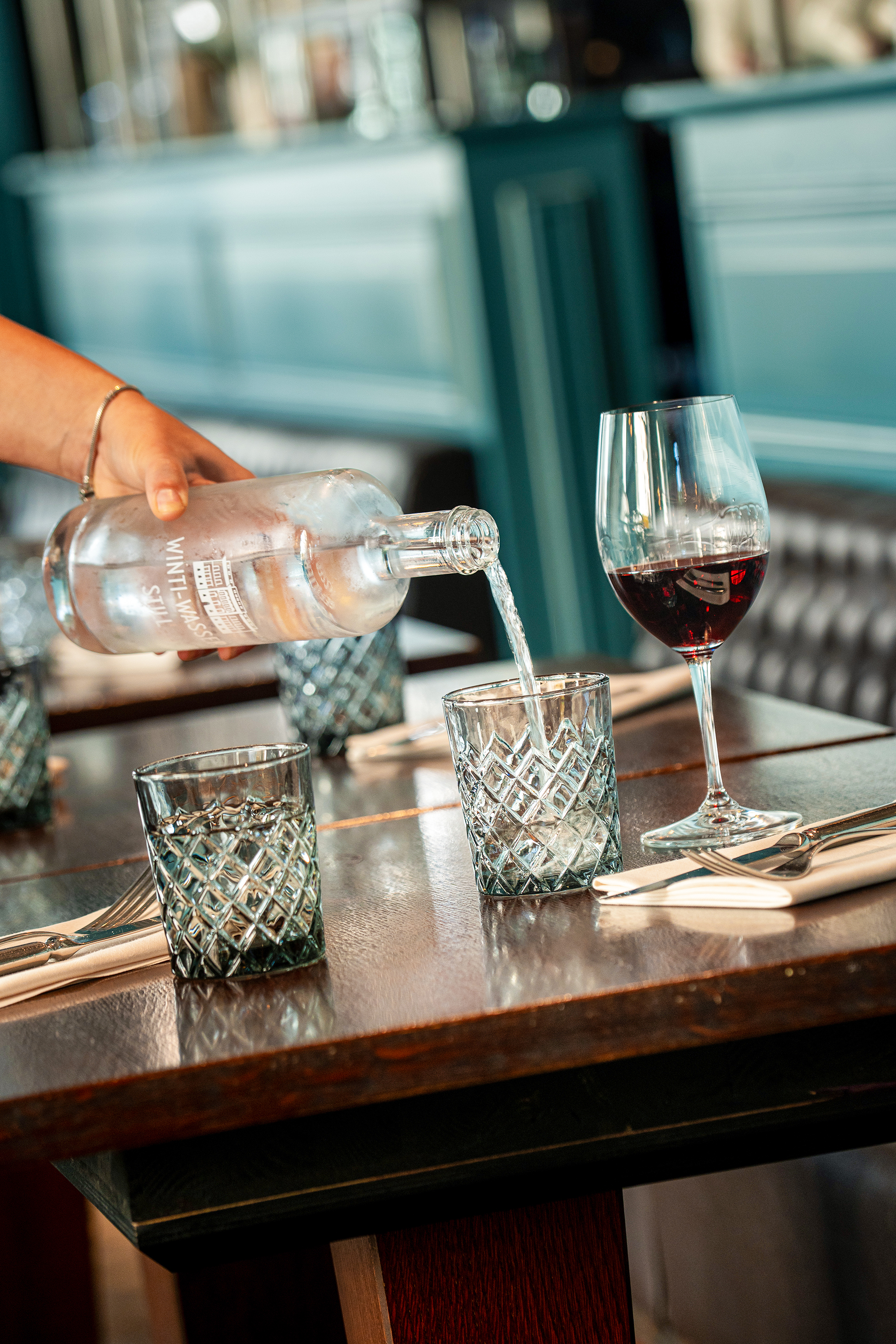 Regionale Produkte, kurze Transportwege: Auch das Trinkwasser stammt seit diesem Jahr im Casinotheater direkt aus Winterthur – aufbereitetes Hahnenwasser in bester Qualität.