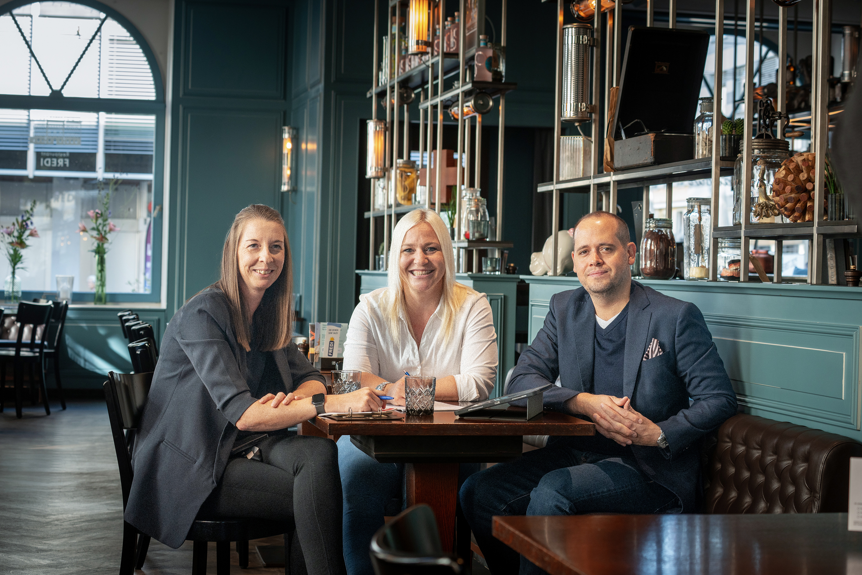 Samuel Hauser (r.) und Sarah McMaster (l.) liessen sich von Michaela Leber von BWT zu den verschiedenen Modellen beraten.