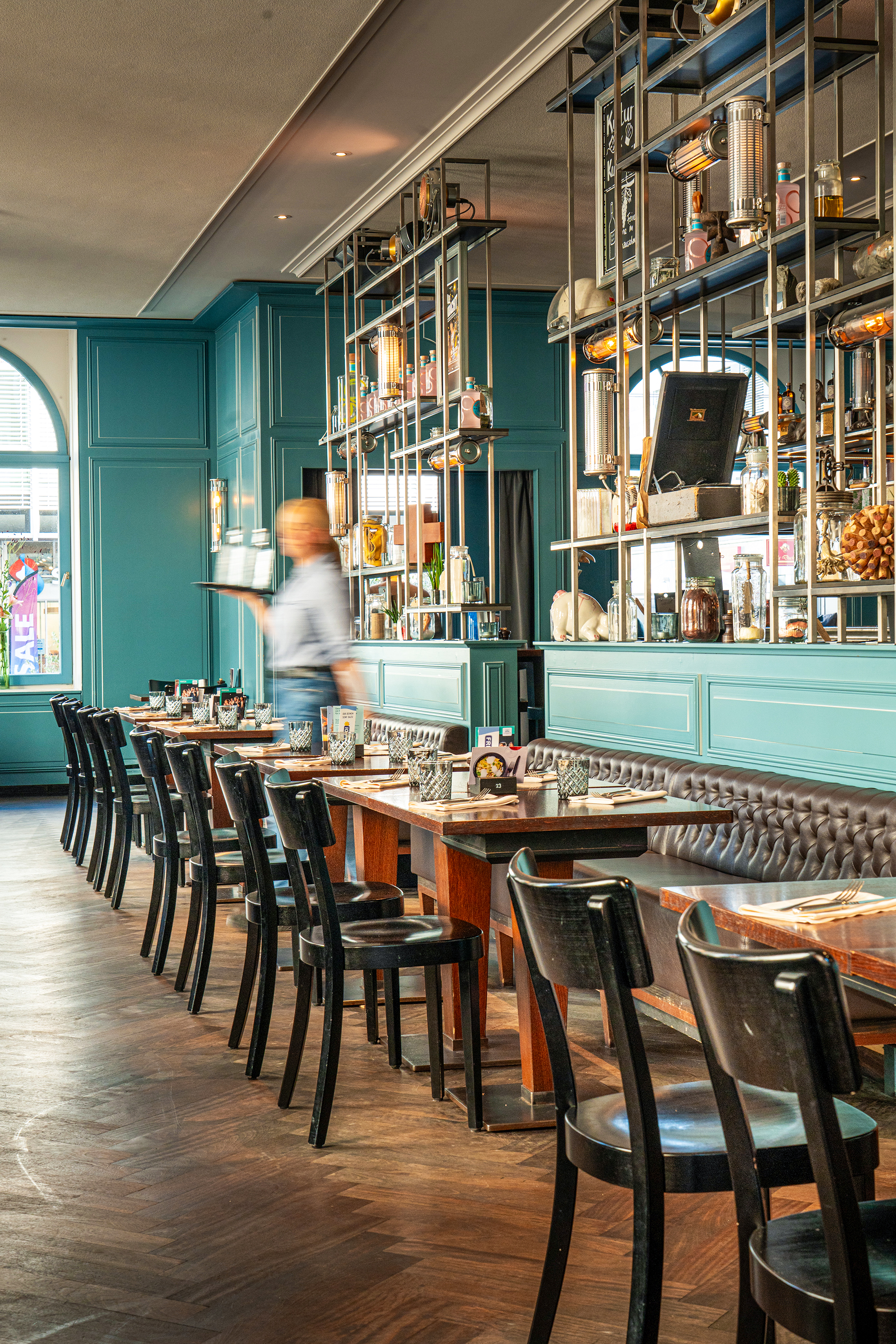 Auf der Karte im Restaurant Fredi stehen wöchentlich wechselnde Menüs sowie Spezialitäten wie Kuh-Burger oder veganes Wild und seit Kurzem eigenes Winti-Wasser.