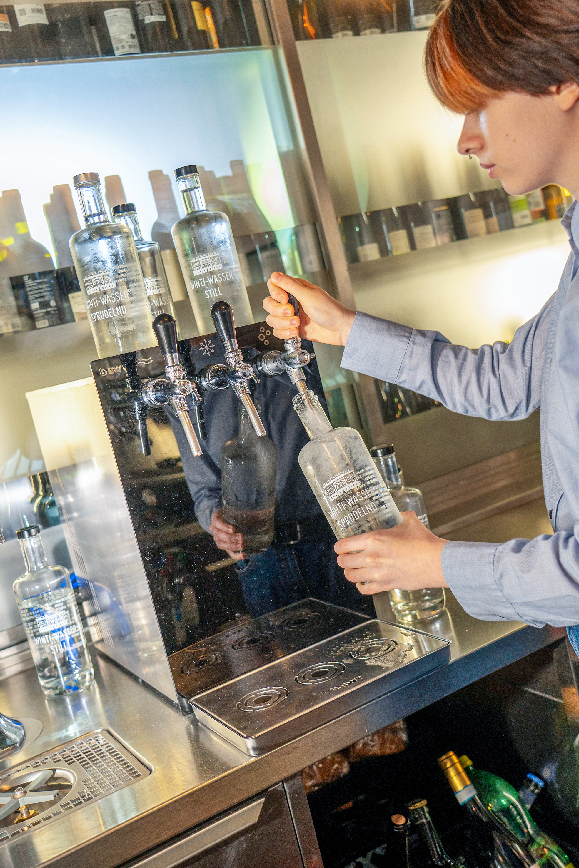 Das Auftisch-Modell Bar 120 von BWT ist nur 30 Zentimeter breit, unkompliziert aufgebaut und bietet drei Zapfhähne mit gekühltem Wasser mit und ohne Kohlensäure sowie stillem Wasser in Raumtemperatur.