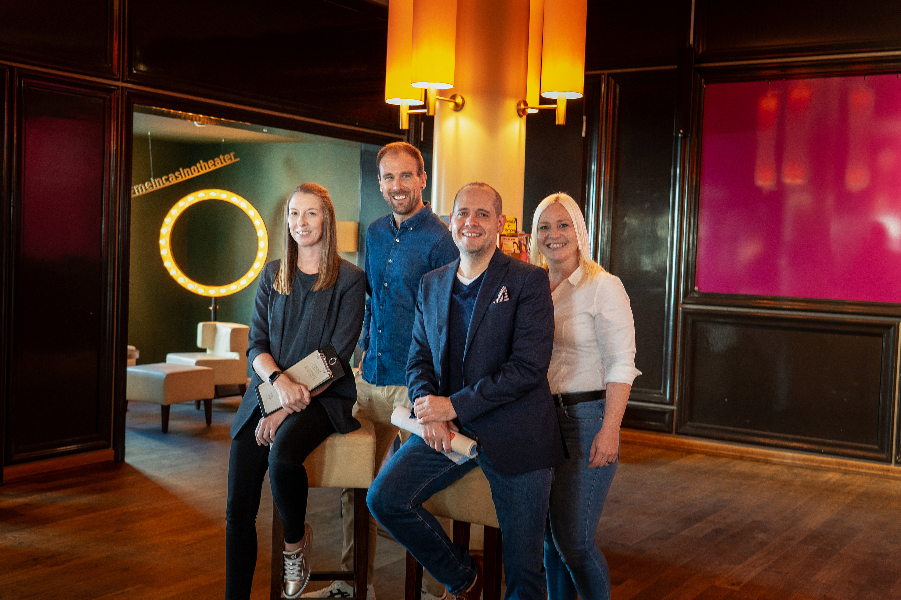 Stolz auf das Winti-Wasser: Sarah McMaster (l.) und Samuel Hauser (2.v.r.) vom Casinotheater Winterthur mit Cyril Salzmann und Michaela Leber von BWT.