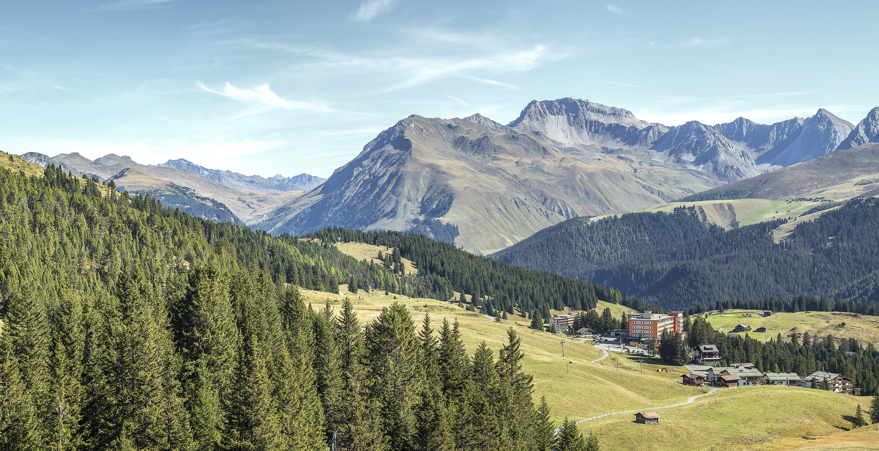 Hoch über Arosa, dort wo die Strasse endet und die Ruhe beginnt, verbindet das Hotel Prätschli kulinarischen Genuss mit Erholung und alpiner Atmosphäre.