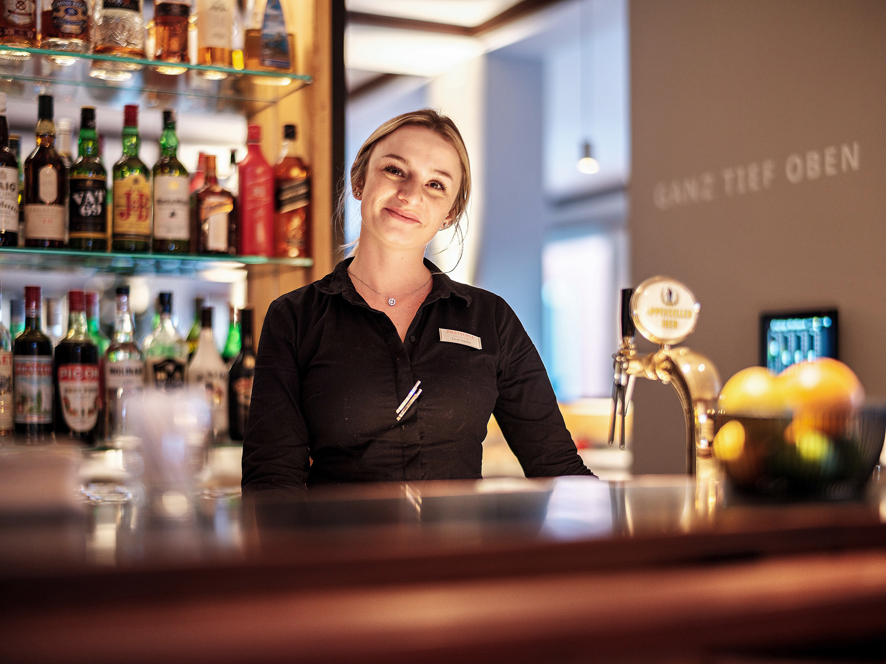 Das engagierte Team im Hotel Prätschli sorgt mit seinem herzlichen Service für eine einladende Atmosphäre.